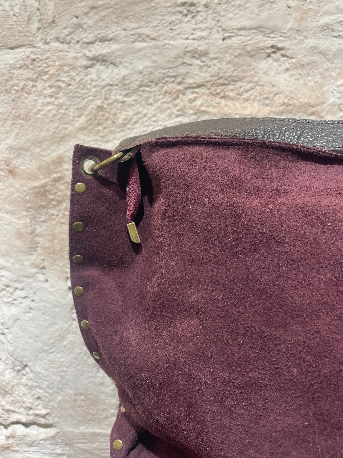 SHOPPER PIEL BOURDEOS CUADRADO DETALLE TACHAS ASA MARRÓN