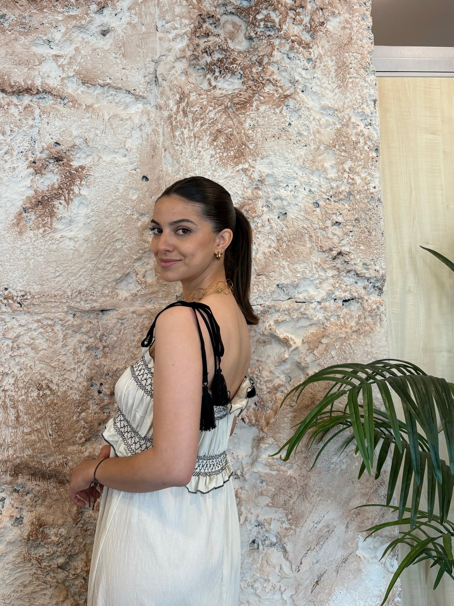 VESTIDO BEIGE CENEFA NEGRA