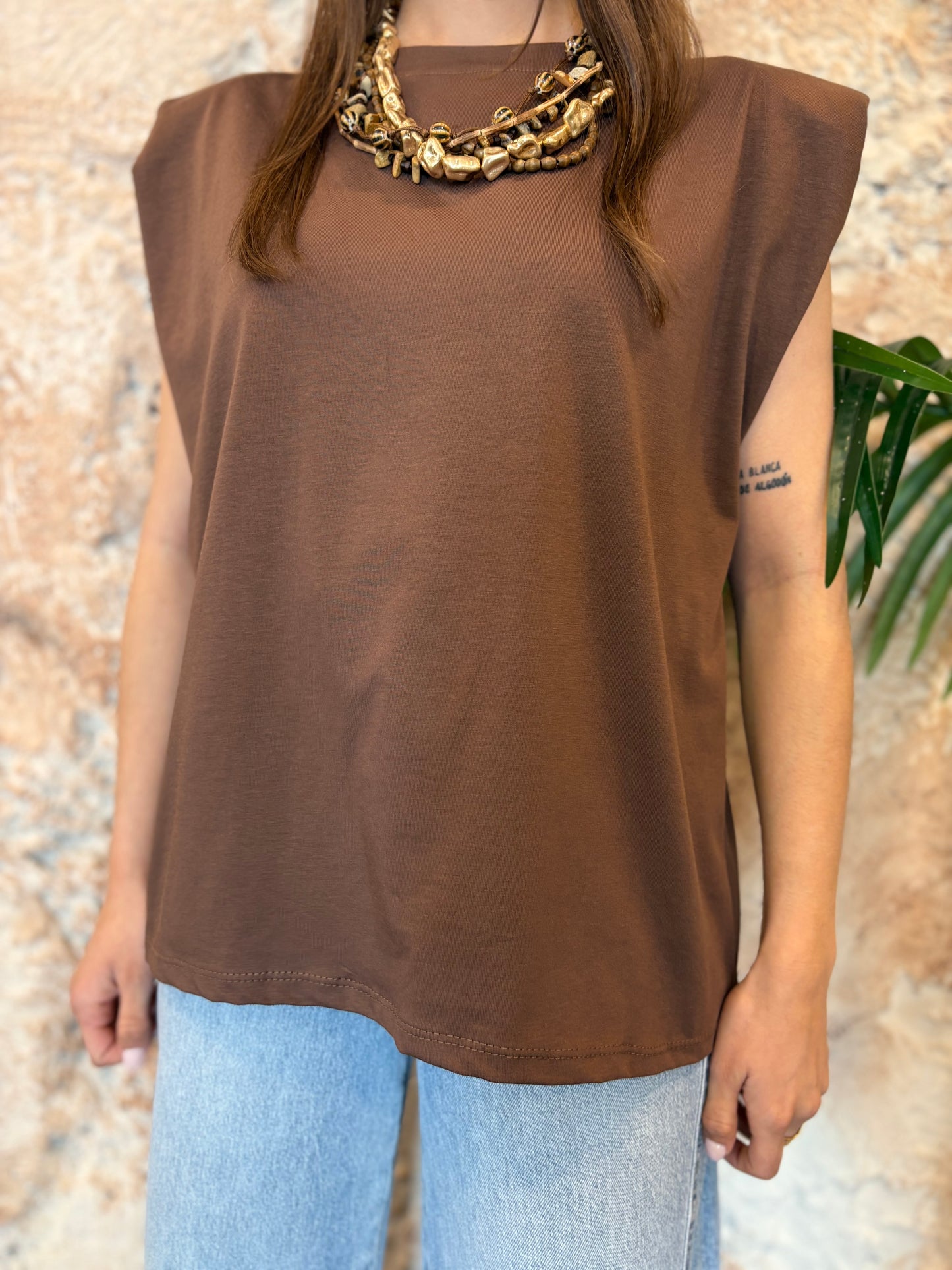 CAMISETA HOMBRERAS MARRÓN