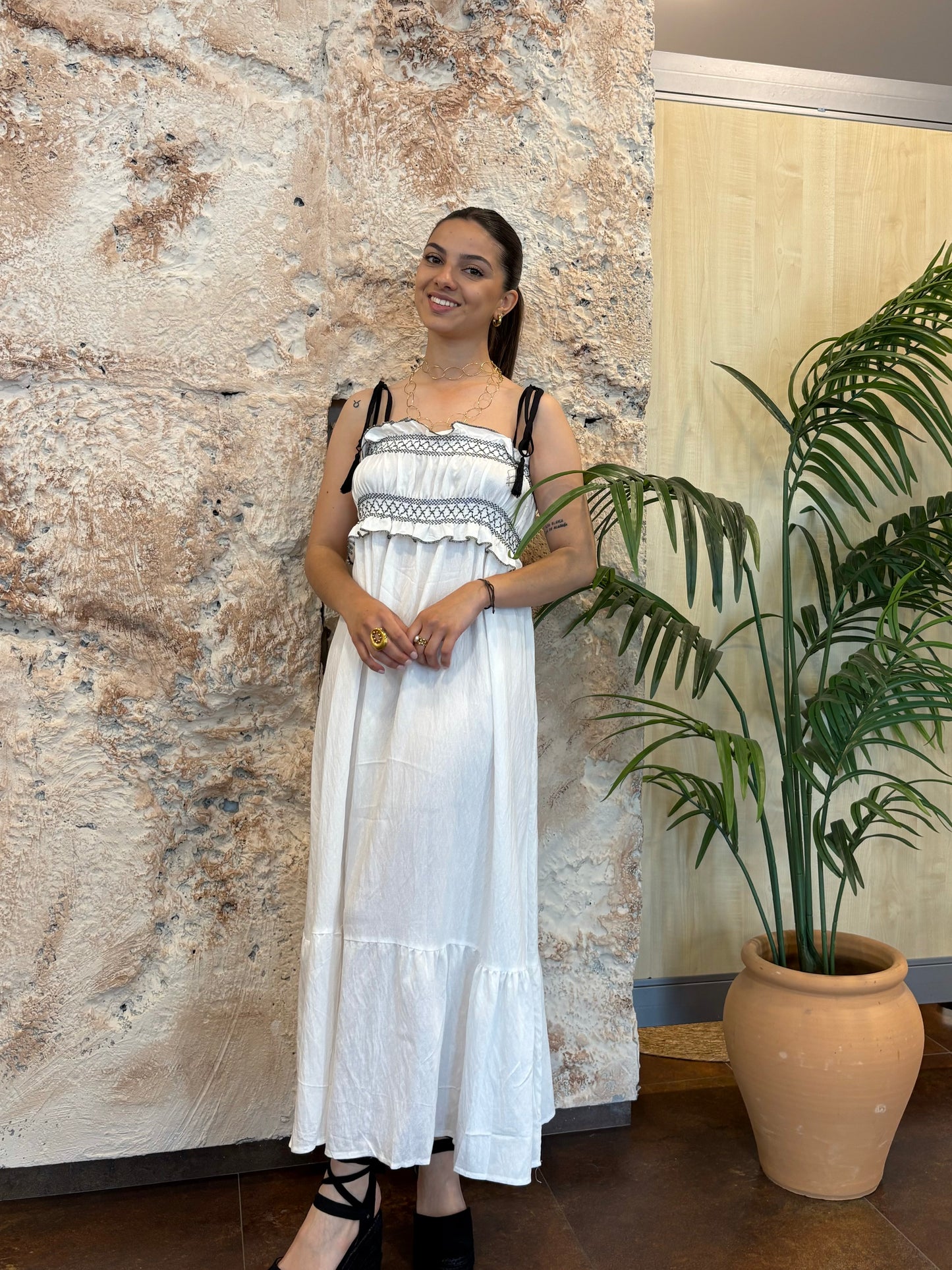 VESTIDO BLANCO CENEFA NEGRA
