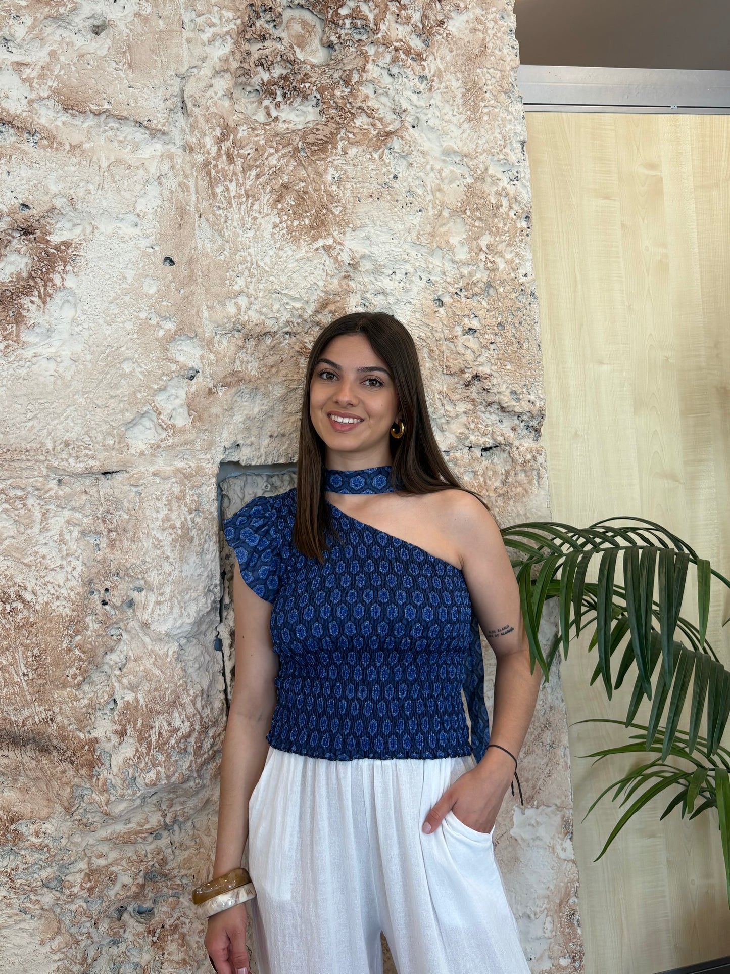 BLUSA PANEL ESTAMPADA HOMBRO DESCUBIERTO AZUL