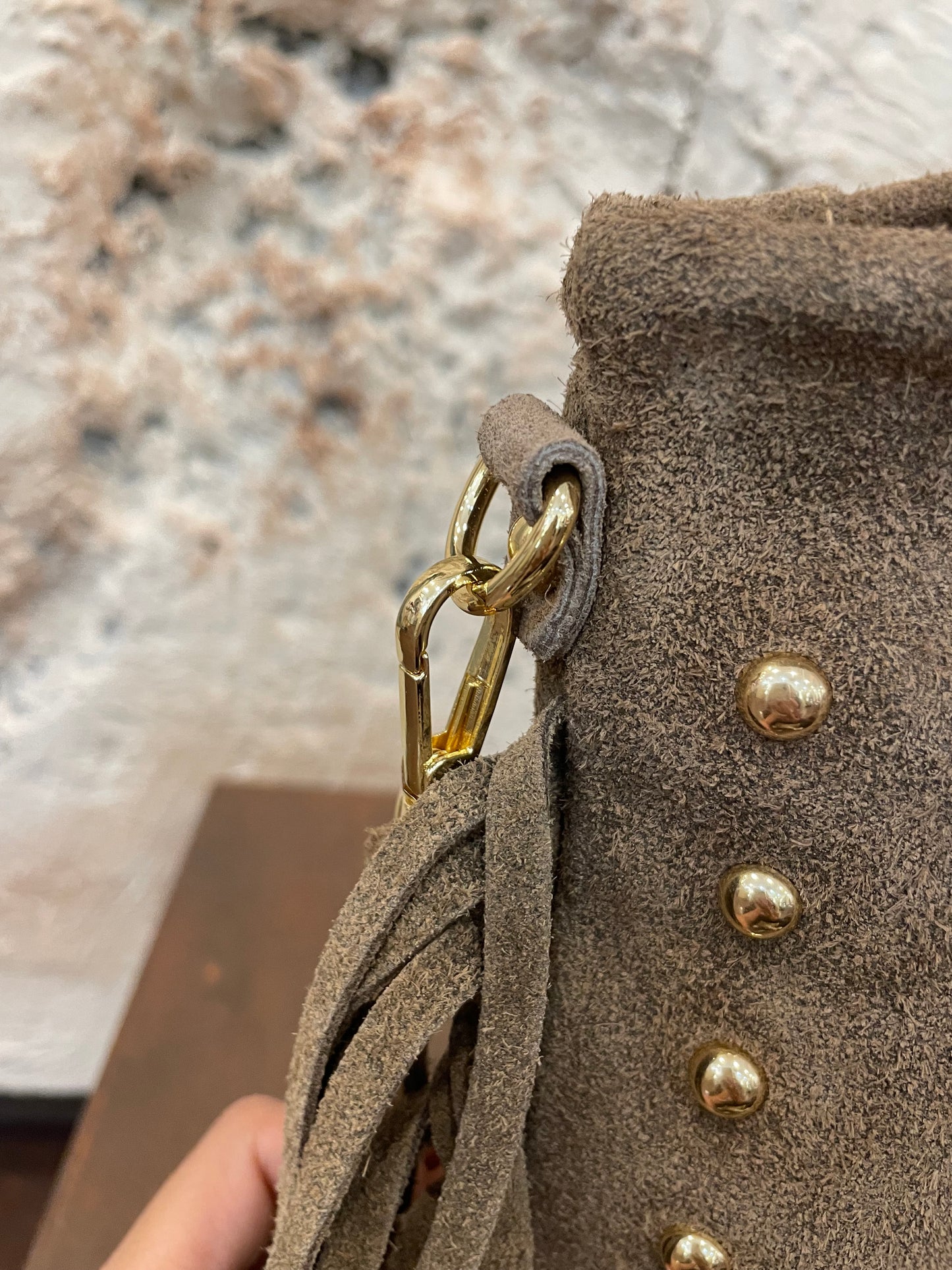 MINI BOLSO PIEL TACHAS Y FLECOS TAUPE
