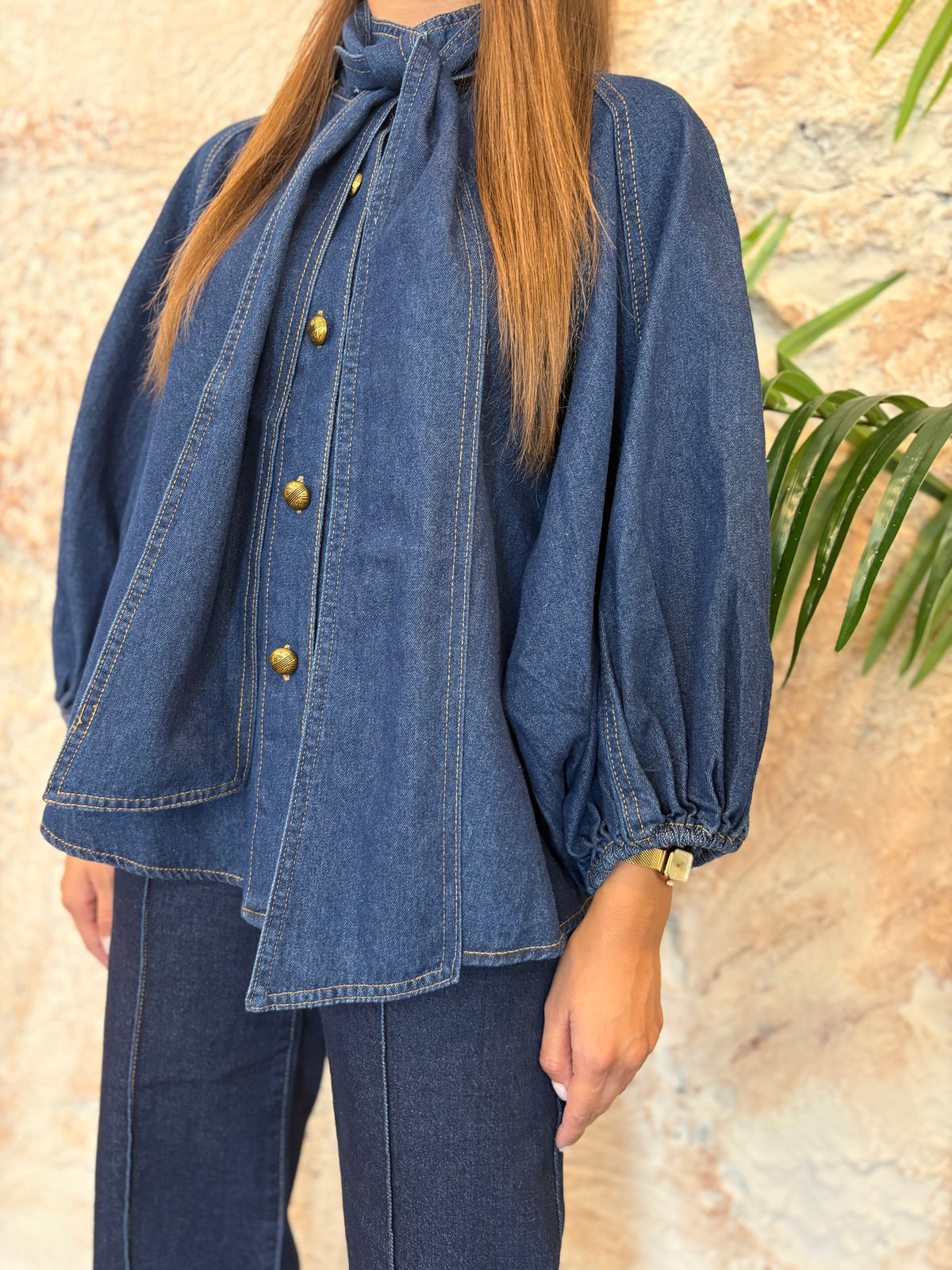 CAMISA DENIM OSCURO MANGA ABULLONADA