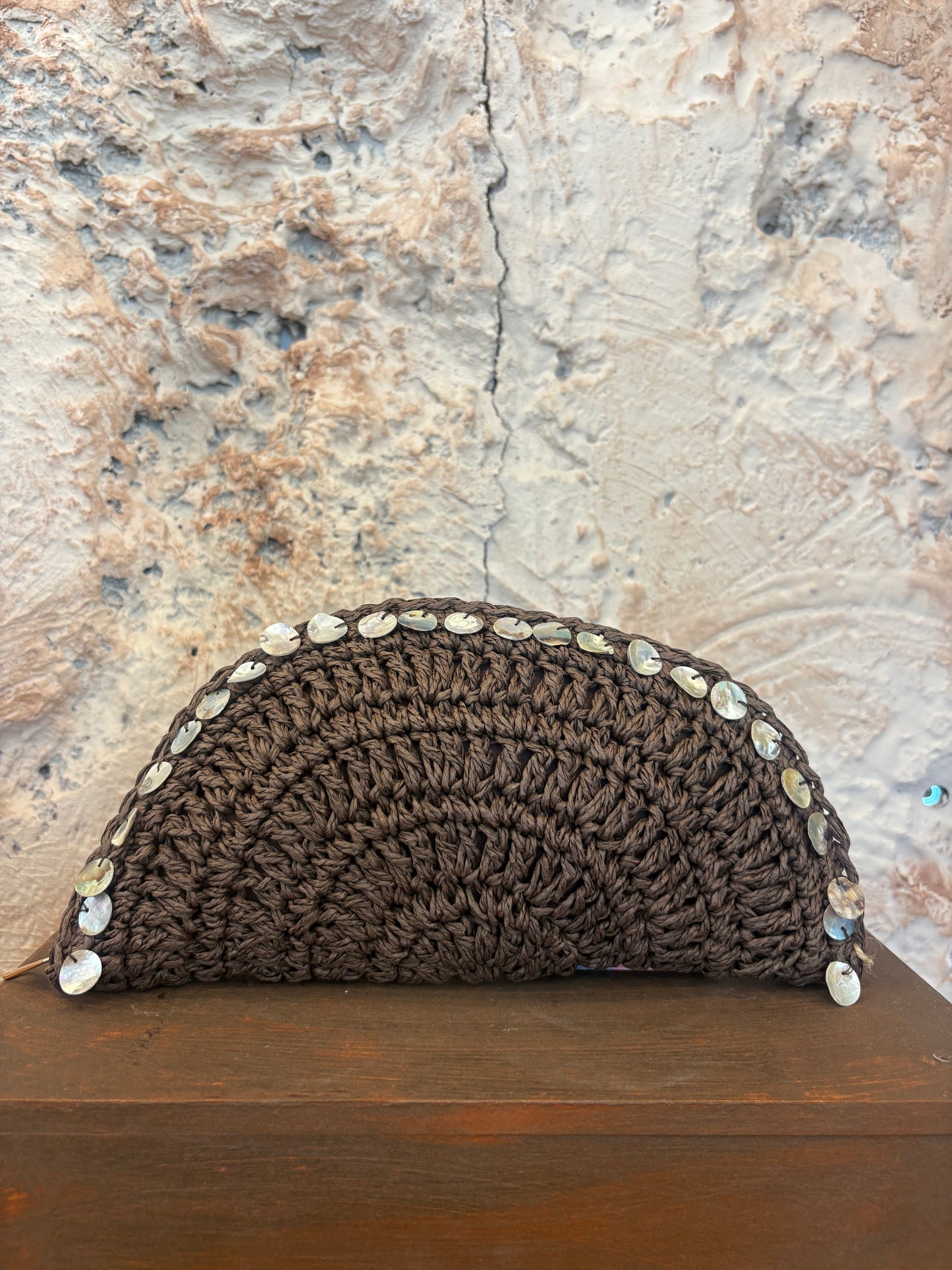 CLUTCH RAFIA MARRÓN NÁCAR