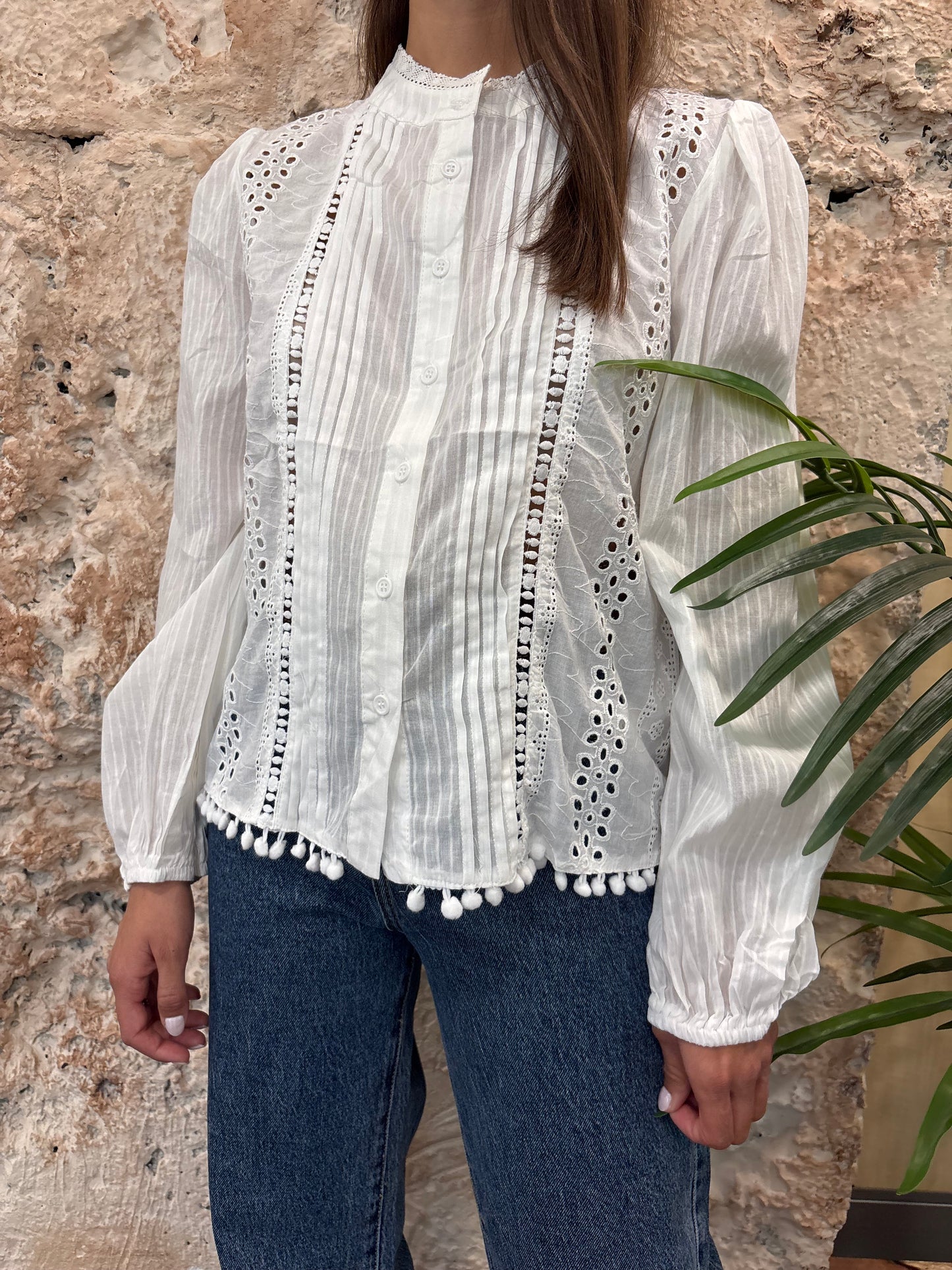 CAMISA BLANCA BORDADOS CON MADROÑOS