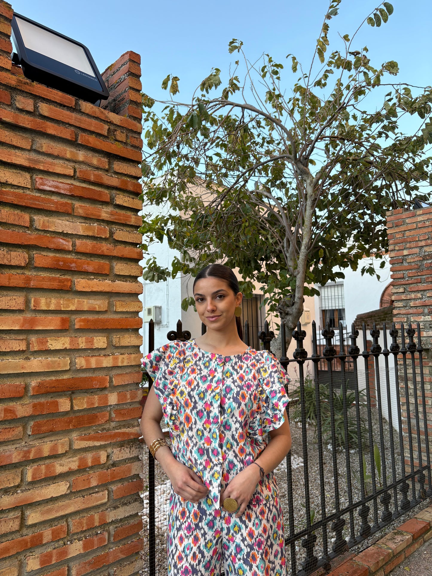 CONJUNTO ESTAMPADO BLUSA ABOTONADA VOLANTES