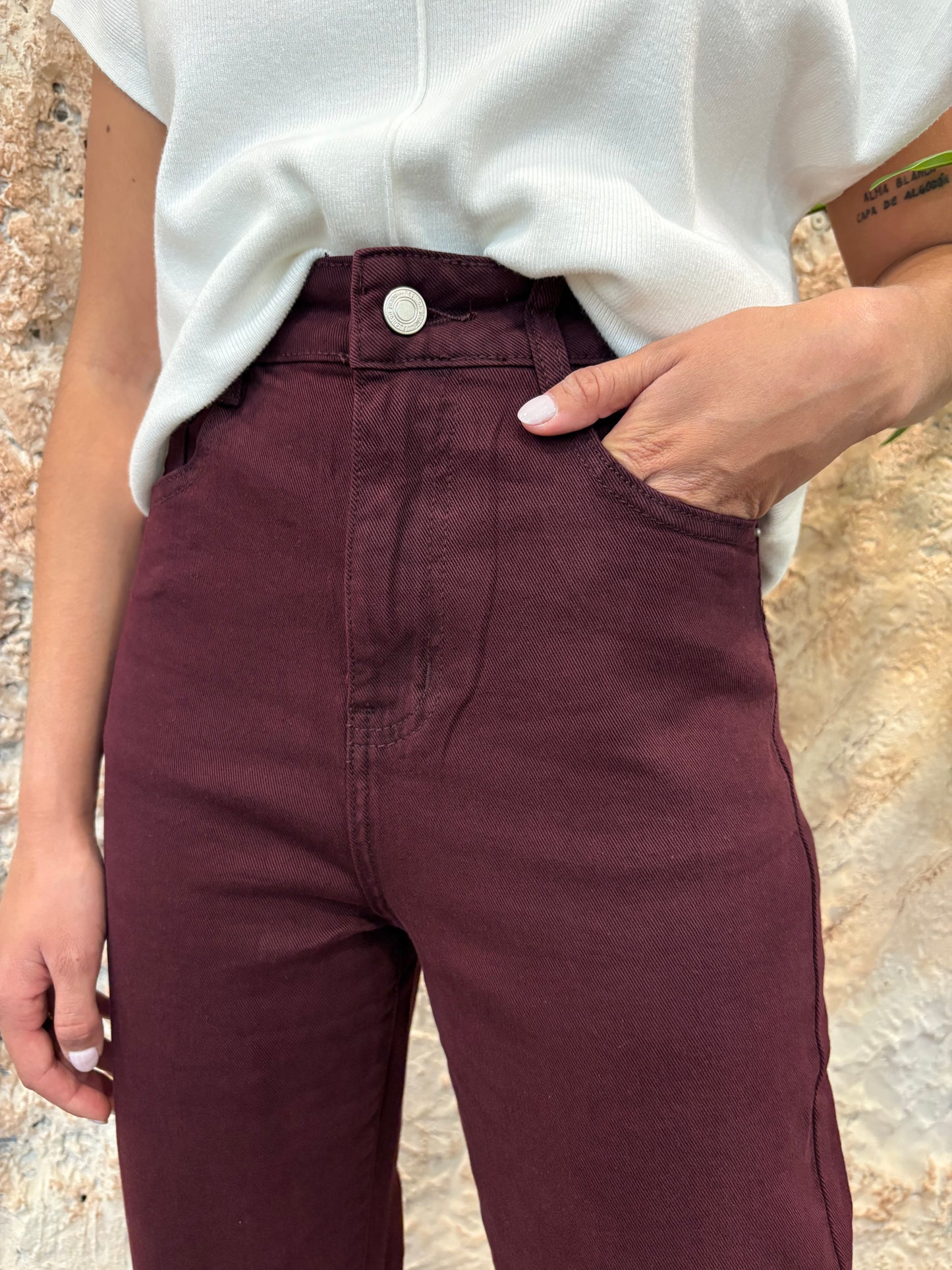 JEANS MOM FIT BURDEOS