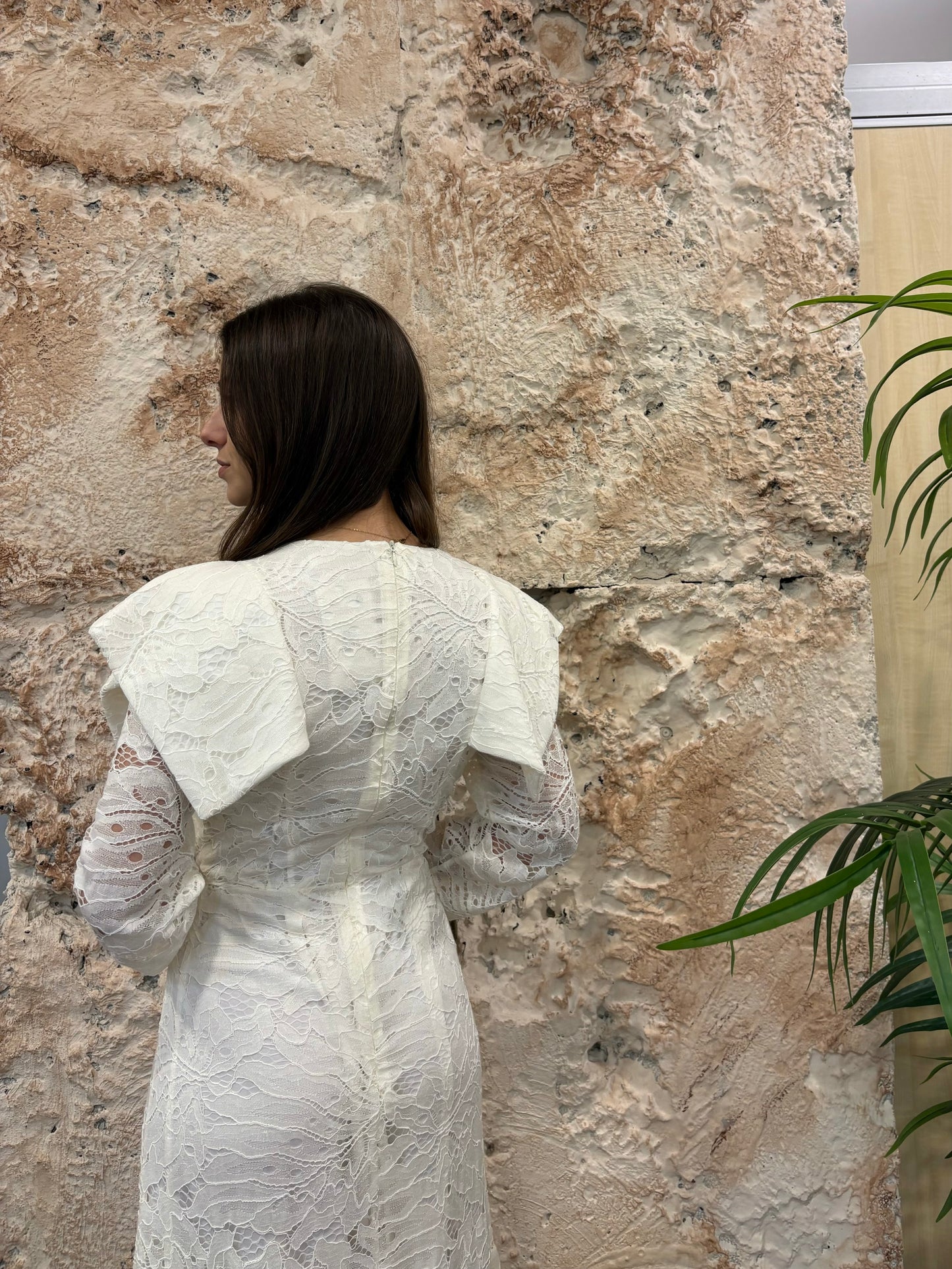 VESTIDO LARGO CON HOMBRERAS CALADO CRUDO