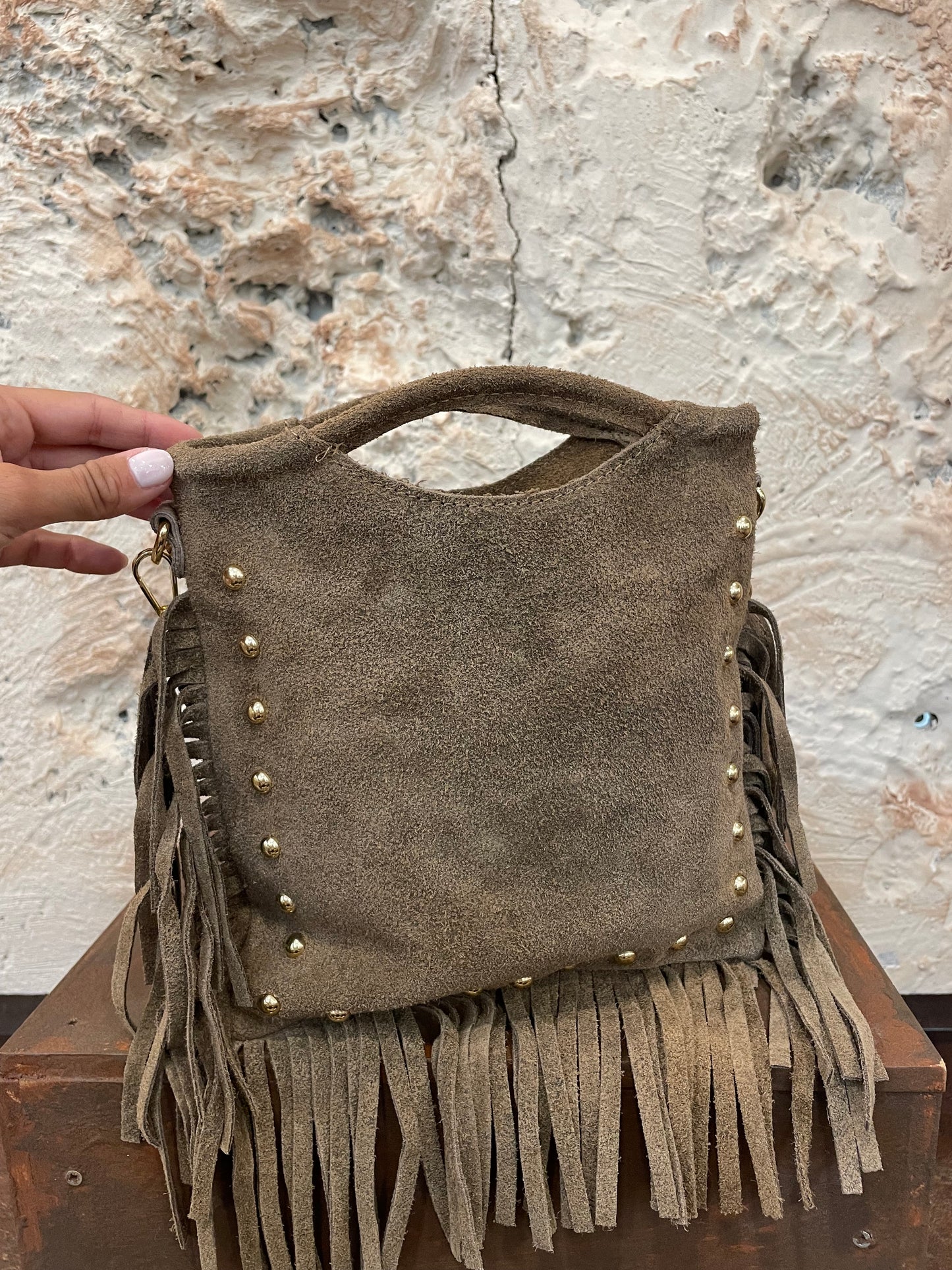 MINI BOLSO PIEL TACHAS Y FLECOS TAUPE