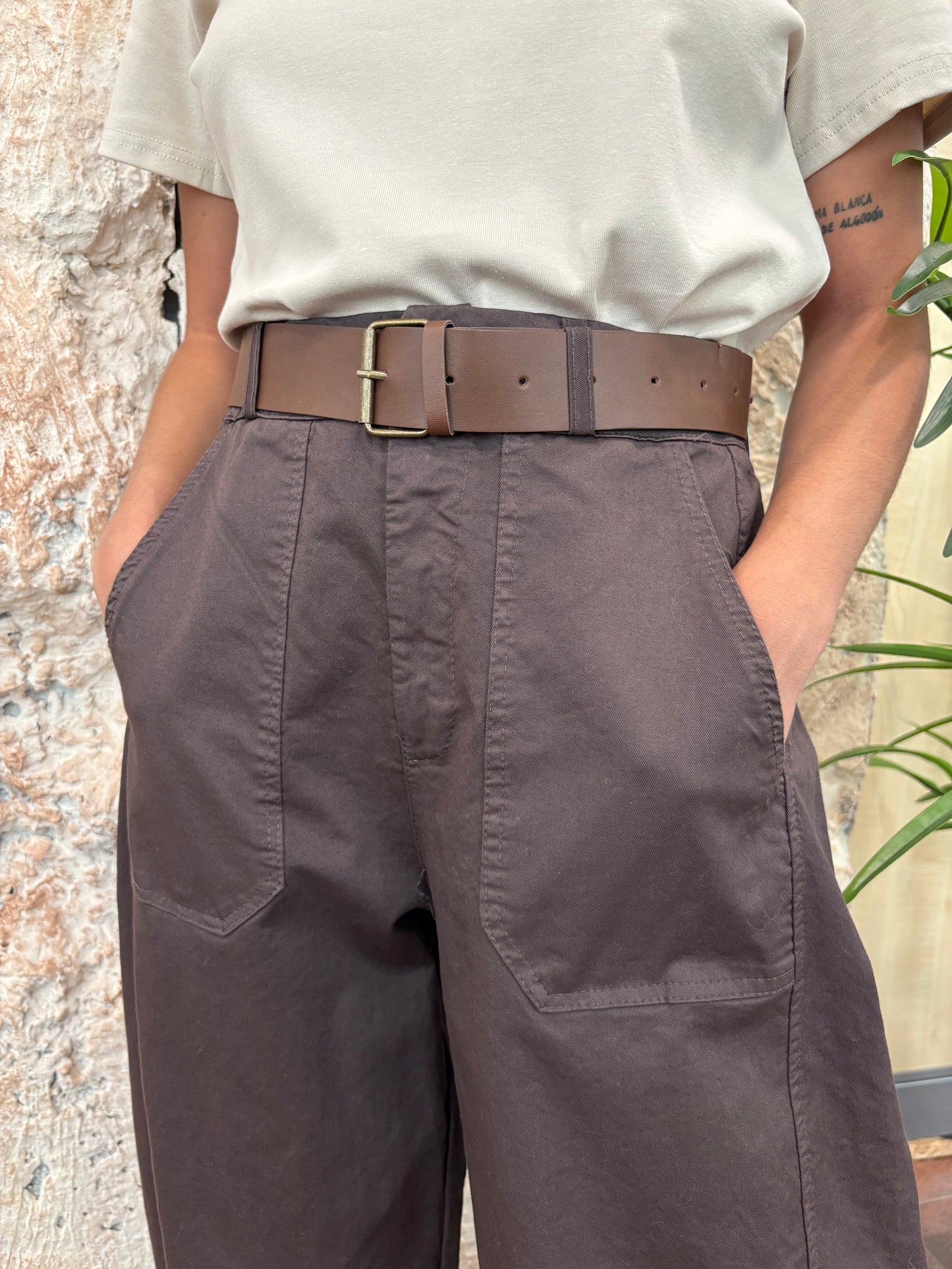 PANTALÓN MOMFIT CON BOLSILLOS MARRÓN