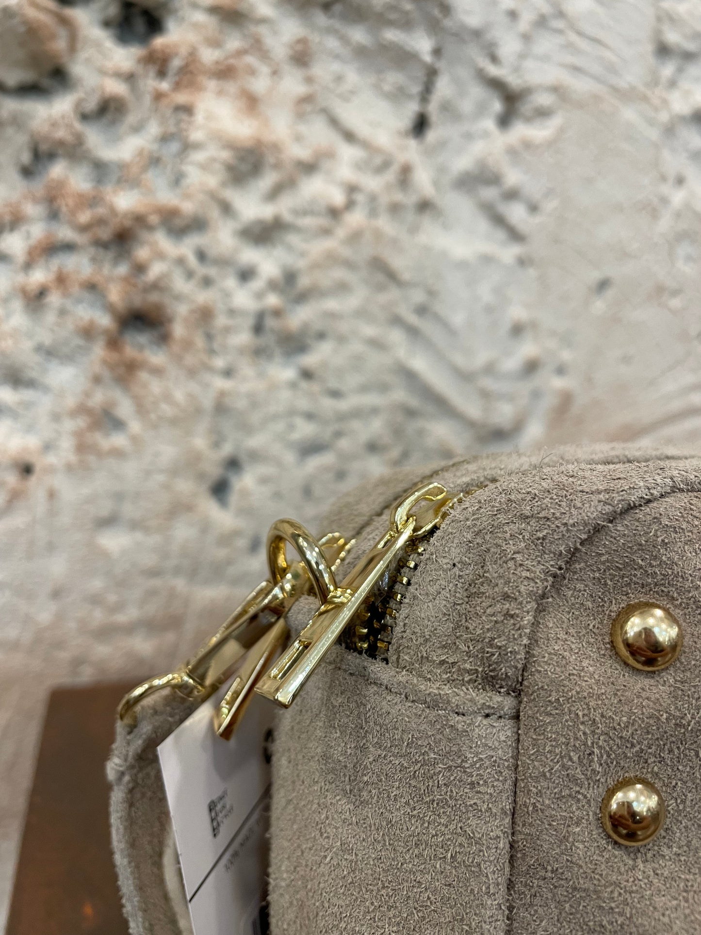 BANDOLERA DE PIEL CON TACHAS CRUDO