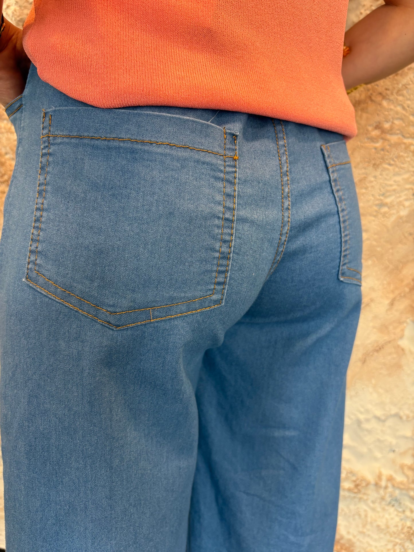 JEANS DENIM RECTOS CON CINTURÓN