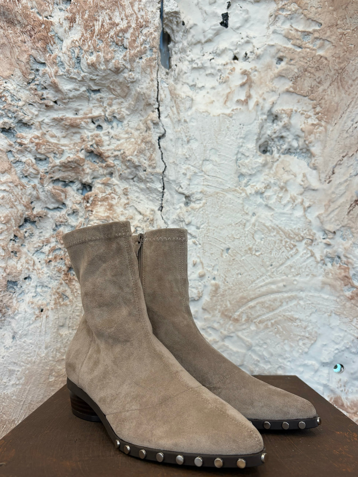 BOTÍN SERRAJE BEIGE TACHAS