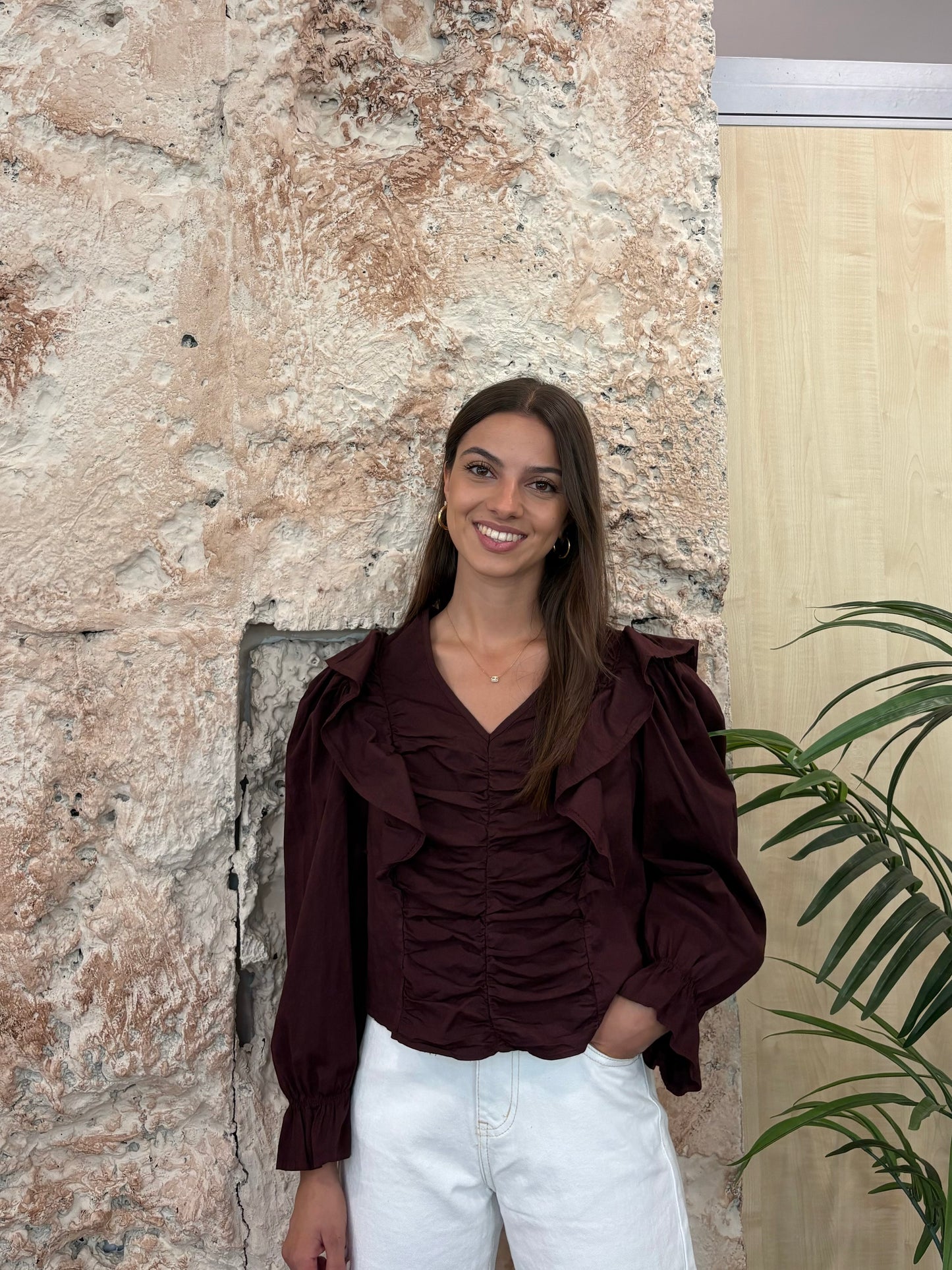 BLUSA DRAPEADA VOLANTE BURDEOS