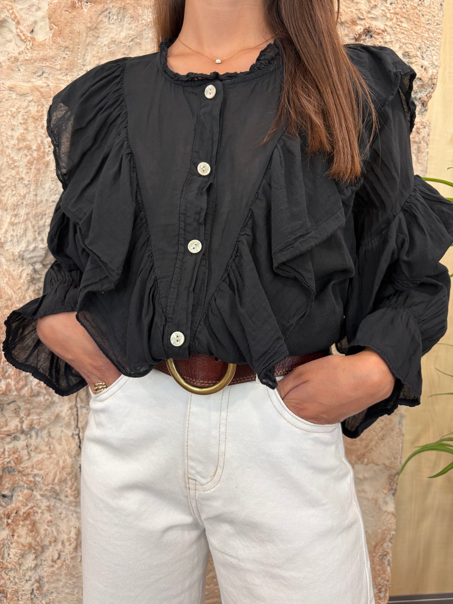 CAMISA NEGRA FLUIDA VOLANTE CENTRAL