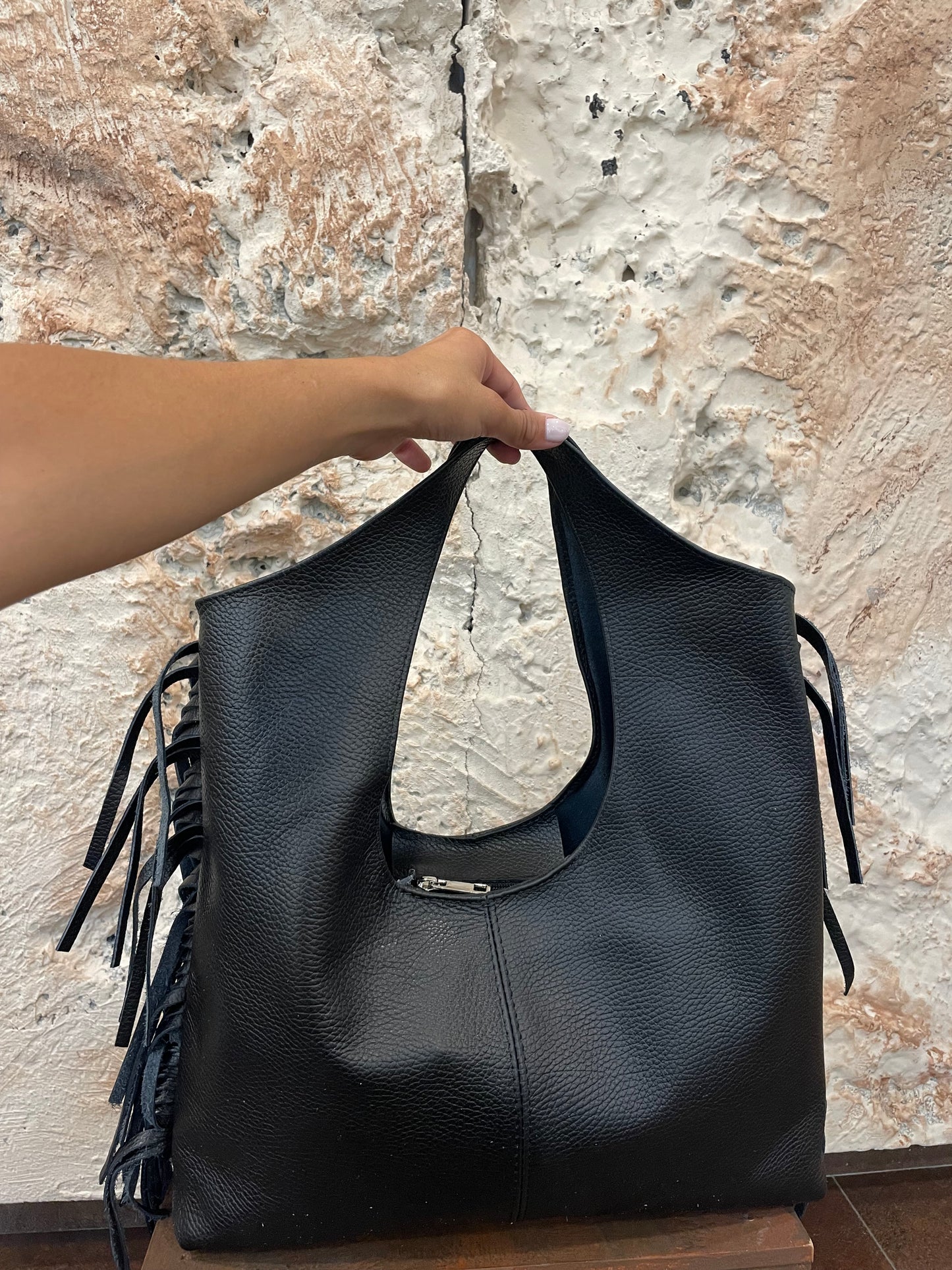 BOLSO DE PIEL NEGRO CON FLECOS