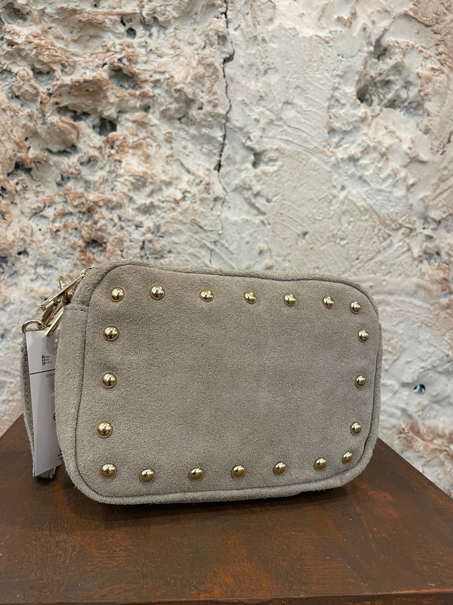 BANDOLERA DE PIEL CON TACHAS CRUDO