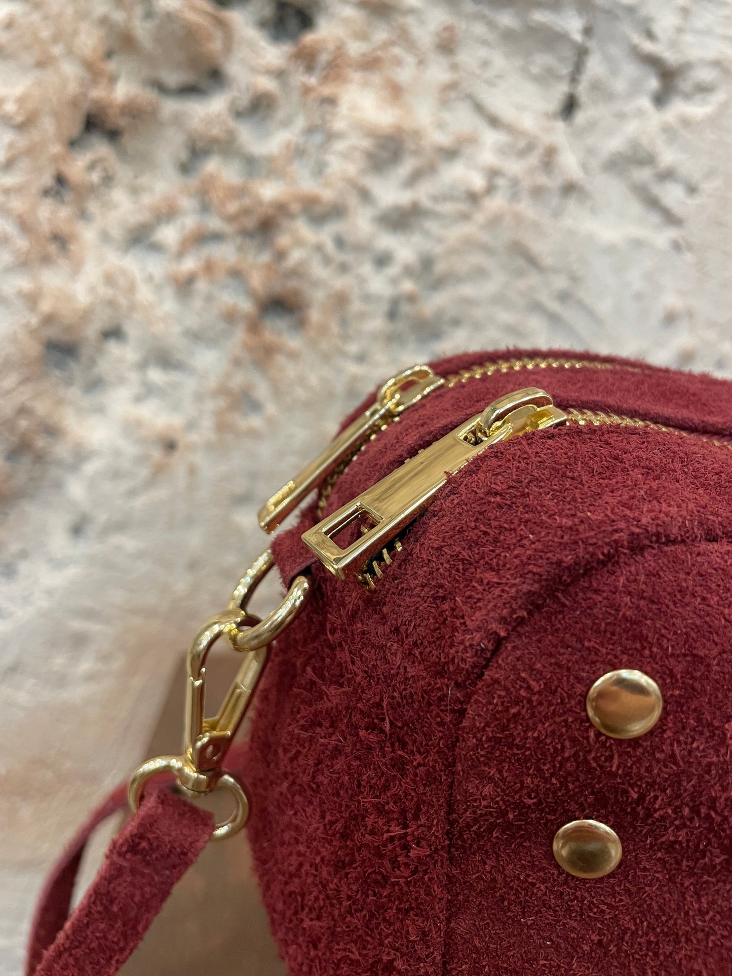 BANDOLERA DE PIEL CON TACHAS BURDEOS