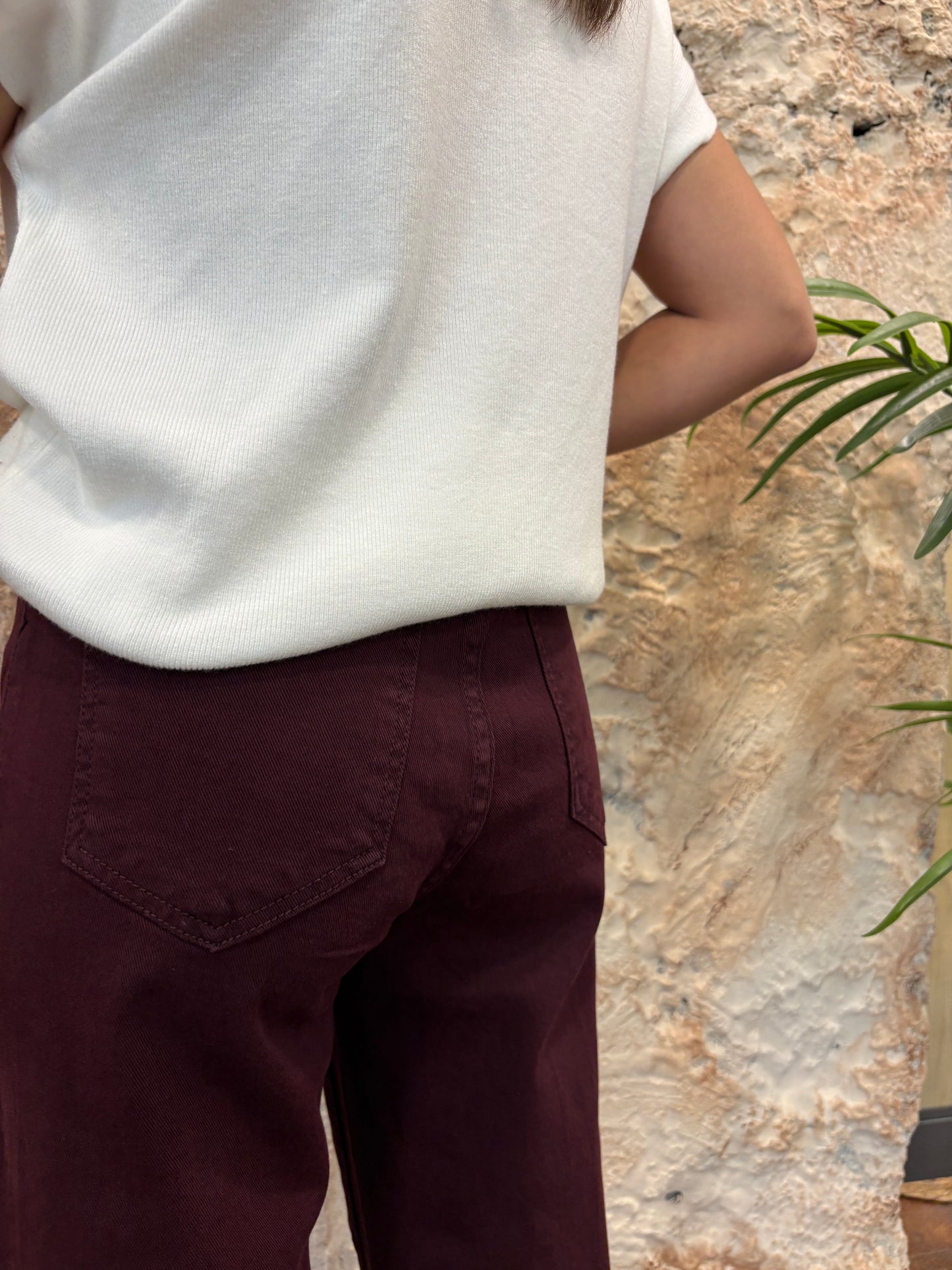 JEANS MOM FIT BURDEOS