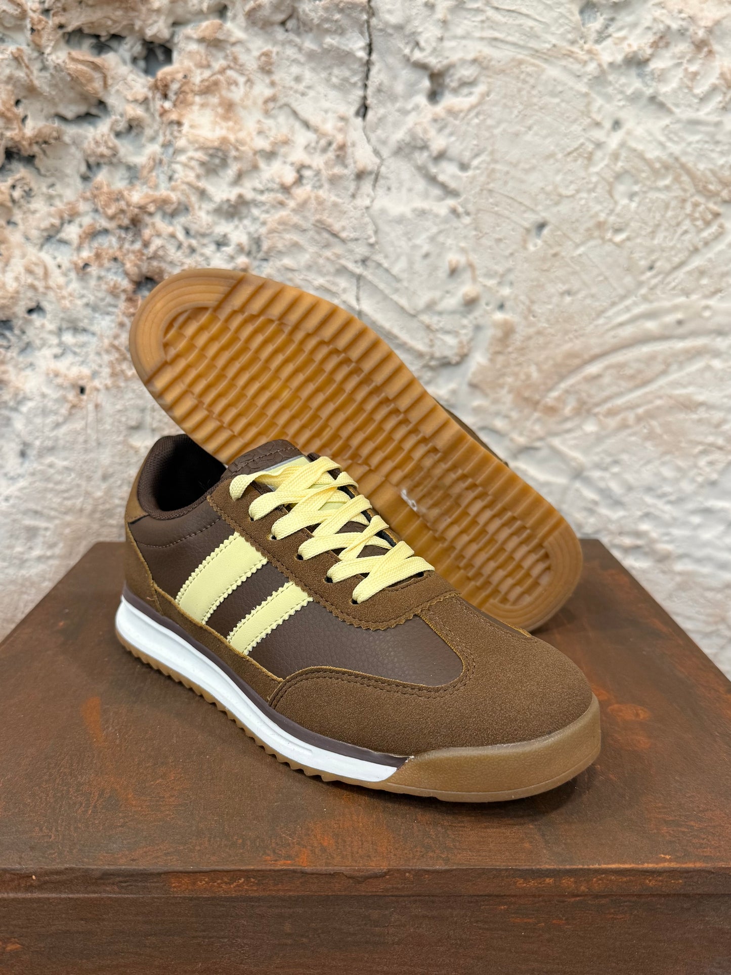 DEPORTIVA MARRÓN Y AMARILLA