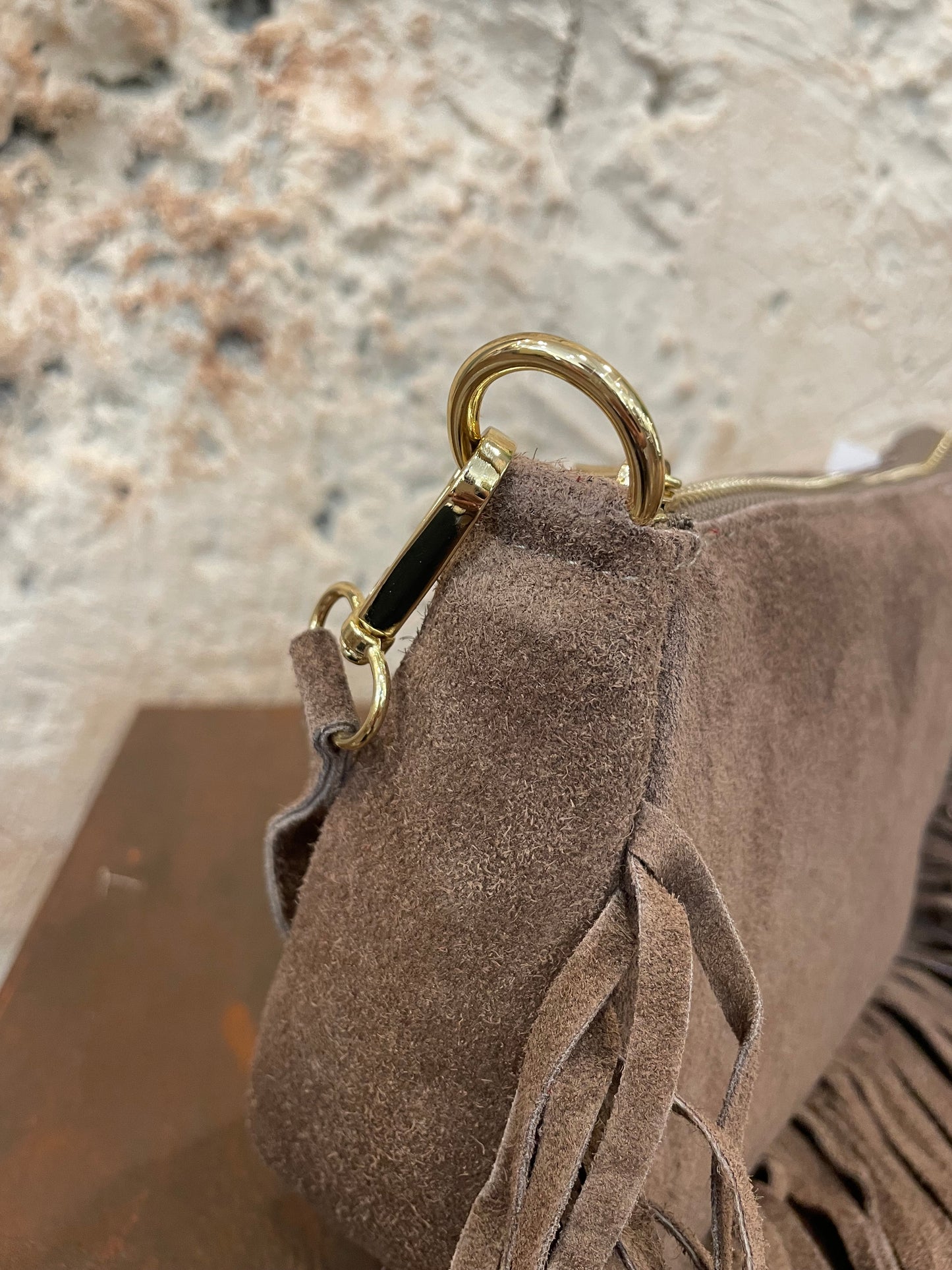 BOLSO PIEL TAUPE FLECOS BANDOLERA