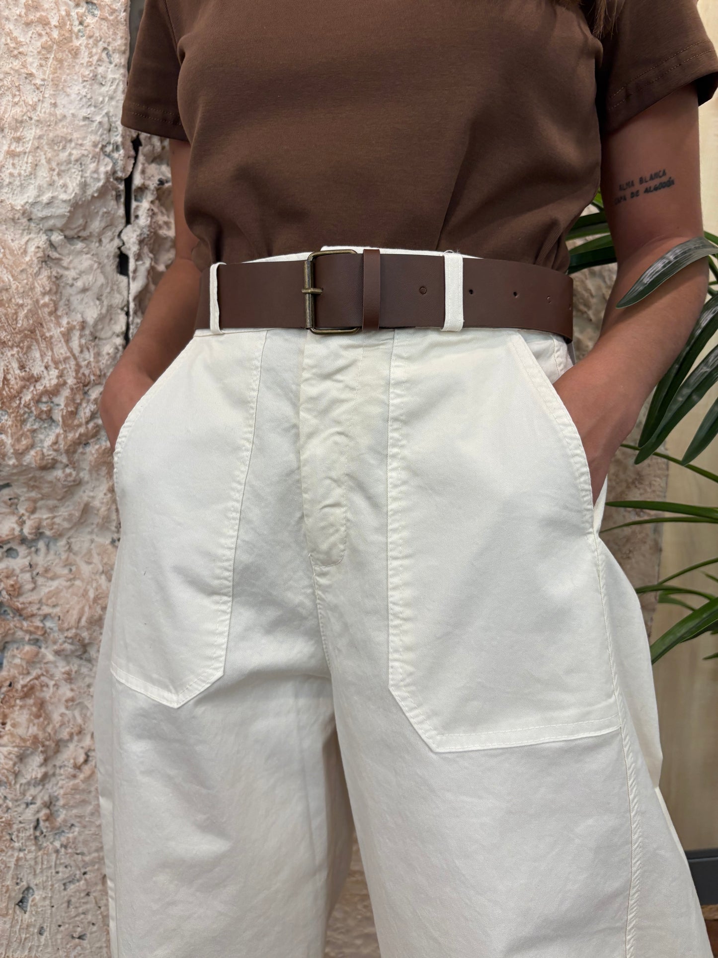 PANTALÓN MOMFIT CON BOLSILLOS CRUDO
