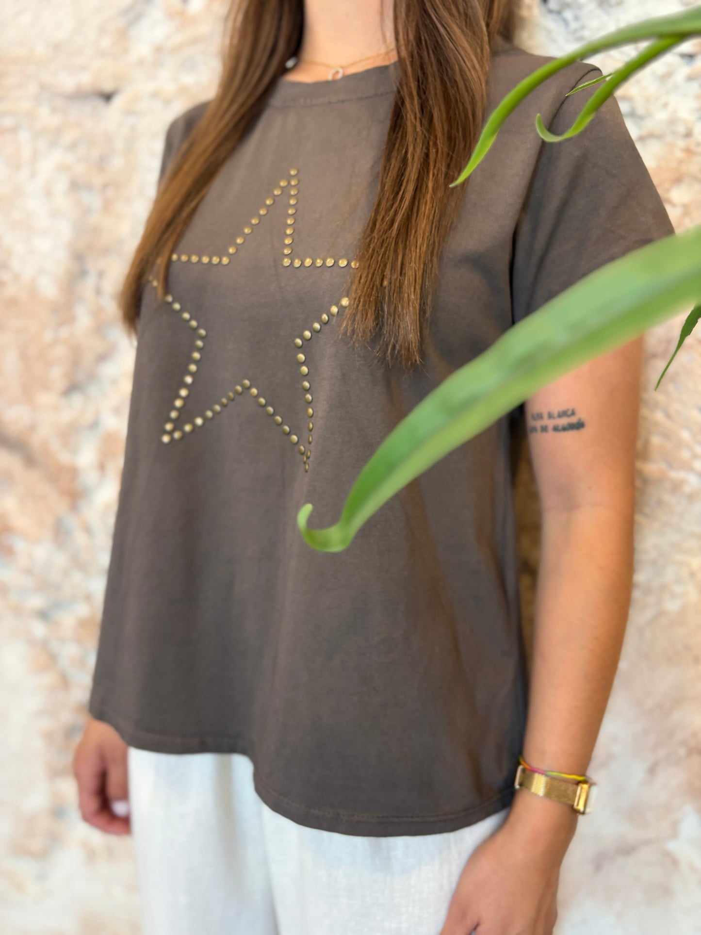CAMISETA ESTRELLA TACHA MARRÓN