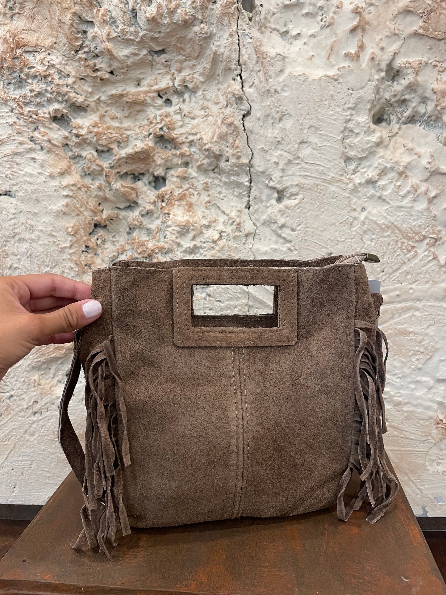 BOLSO PIEL TAUPE FLECOS CUADRADO