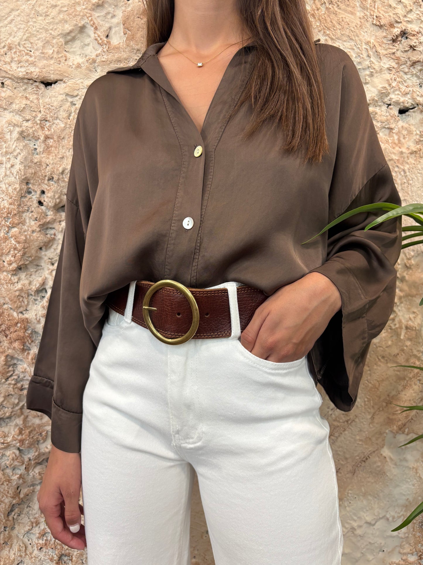 CAMISA EFECTO SATINADO MARRÓN