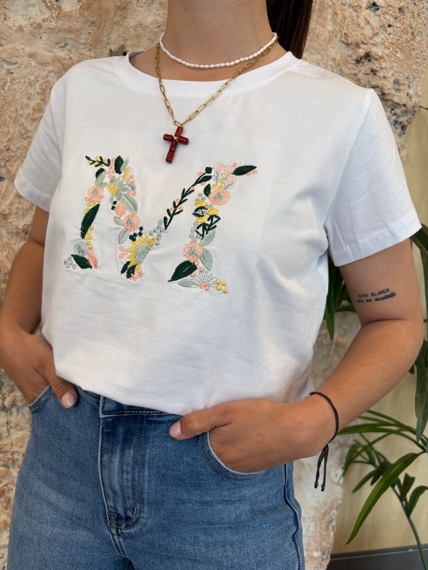 CAMISETA BORDADO LETRA M