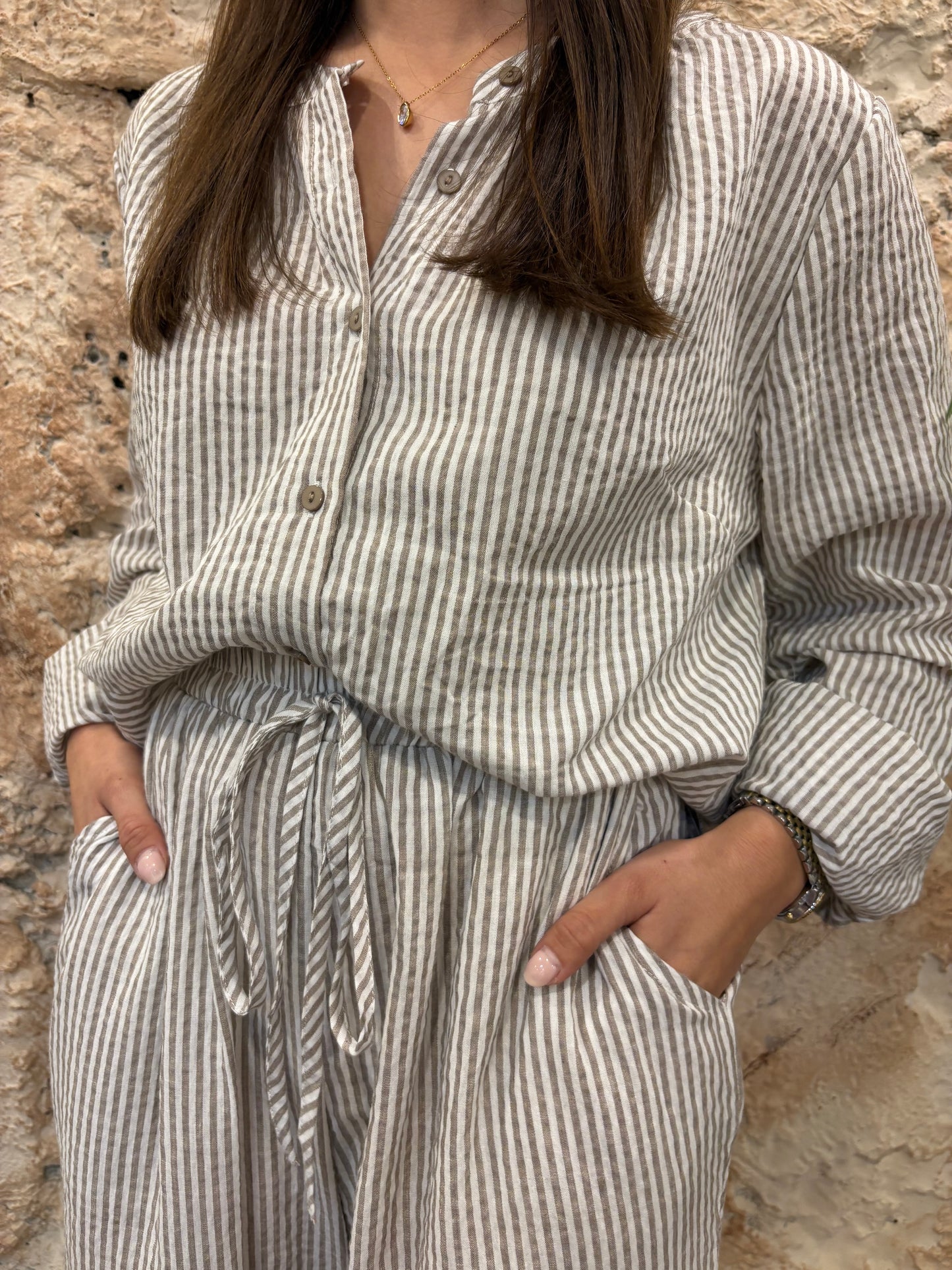 CAMISA BEIGE RAYAS VOLANTE