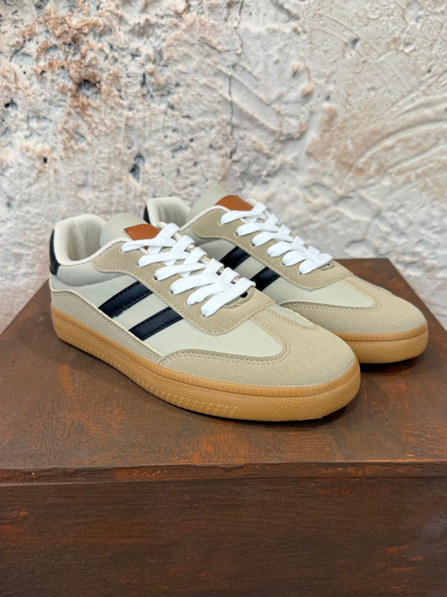 DEPORTIVA BEIGE Y NEGRA
