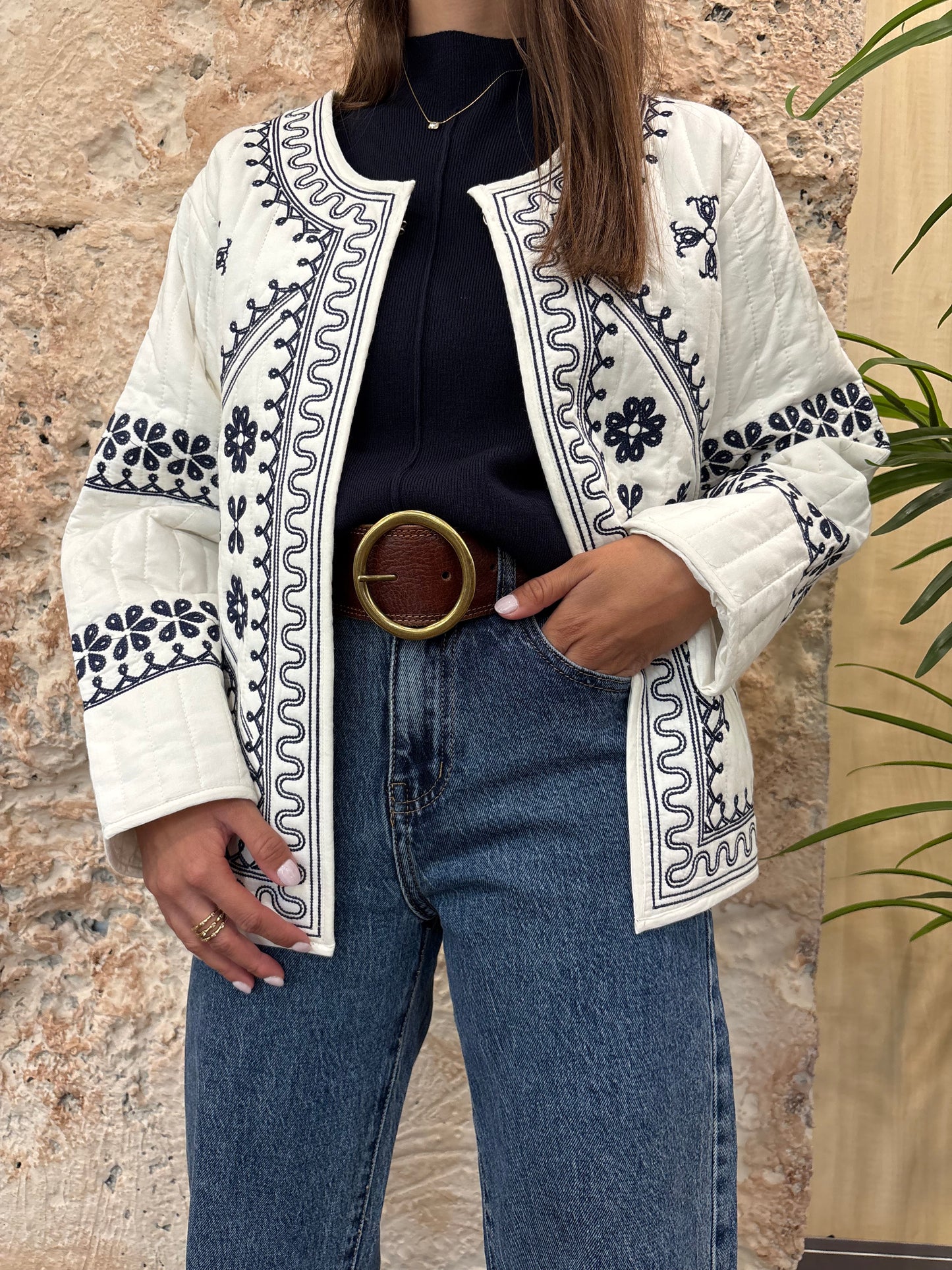 CHAQUETA ACOLCHADA BLANCA BORDADO AZUL