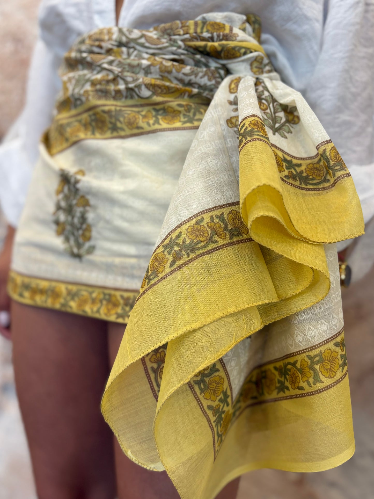 PAREO ESTAMPADO FLORES AMARILLO- BLANCO