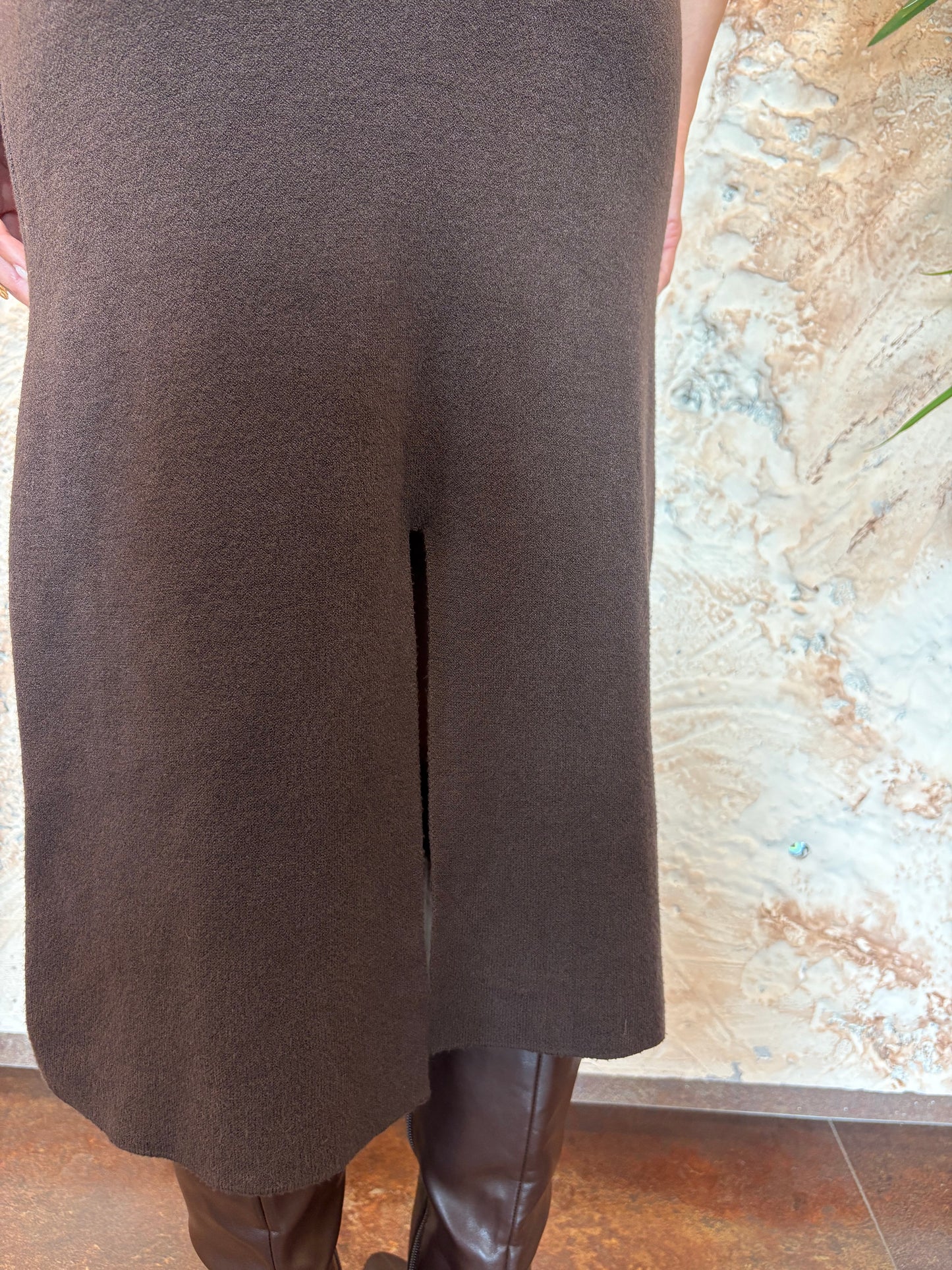 VESTIDO PUNTO HOMBRERAS MARRÓN