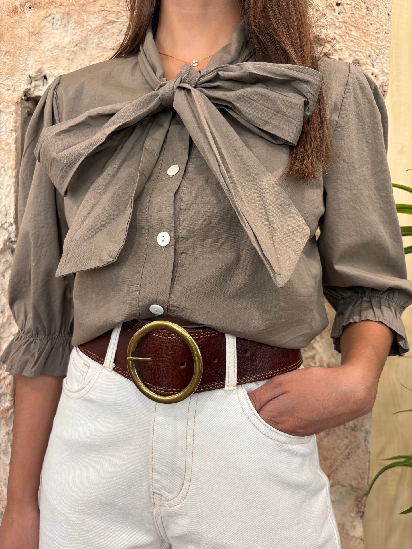BLUSA CUELLO LAZO TAUPE