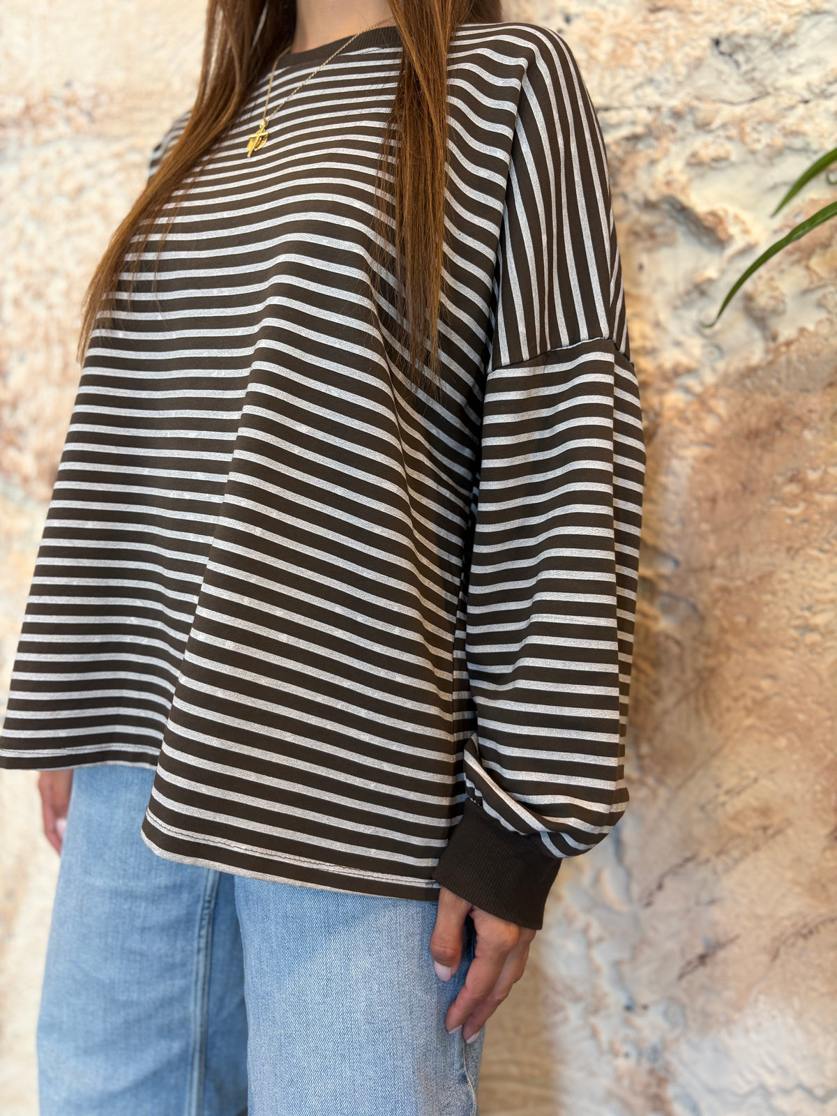 SUDADERA BÁSICA CUELLO REDONDO RAYAS MARRÓN - BLANCA