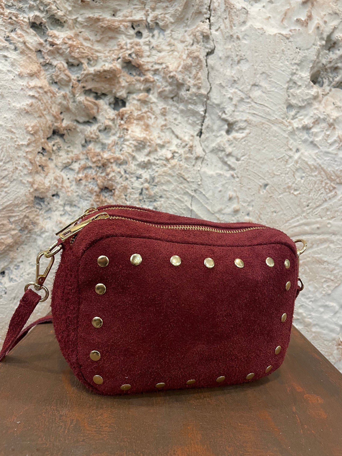 BANDOLERA DE PIEL CON TACHAS BURDEOS