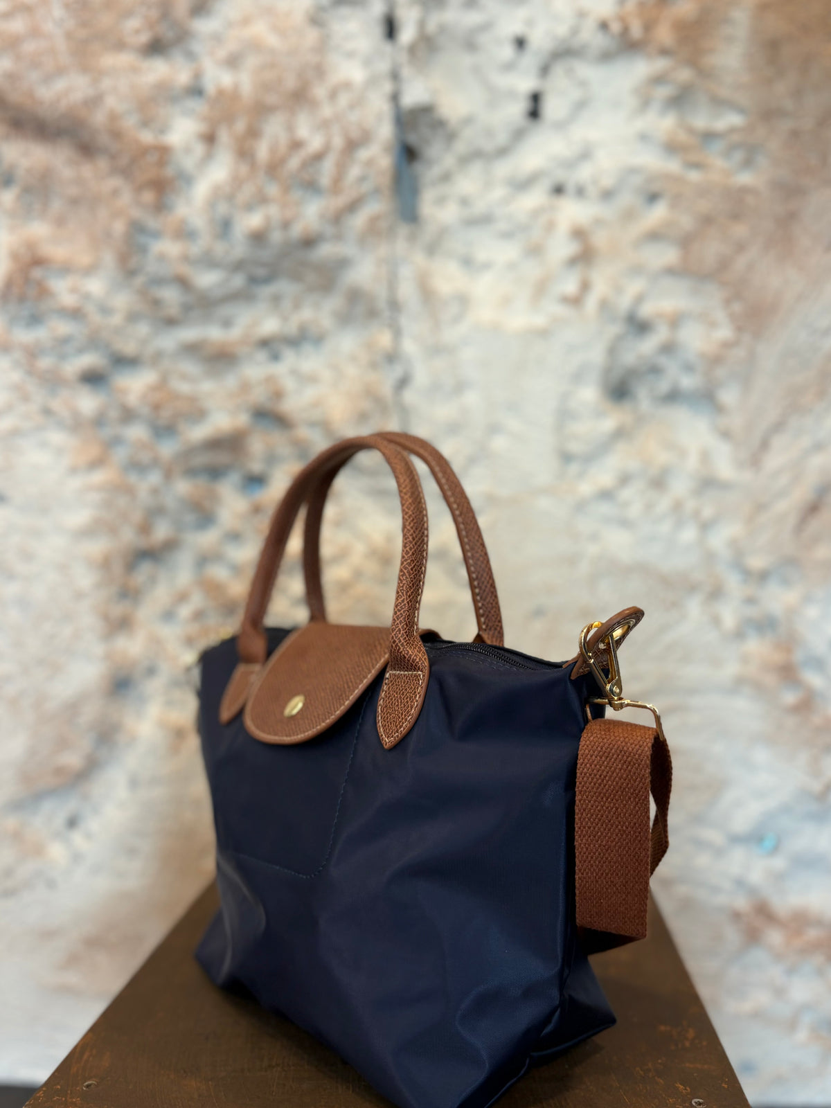 BOLSO AZUL DETALLE CAMEL