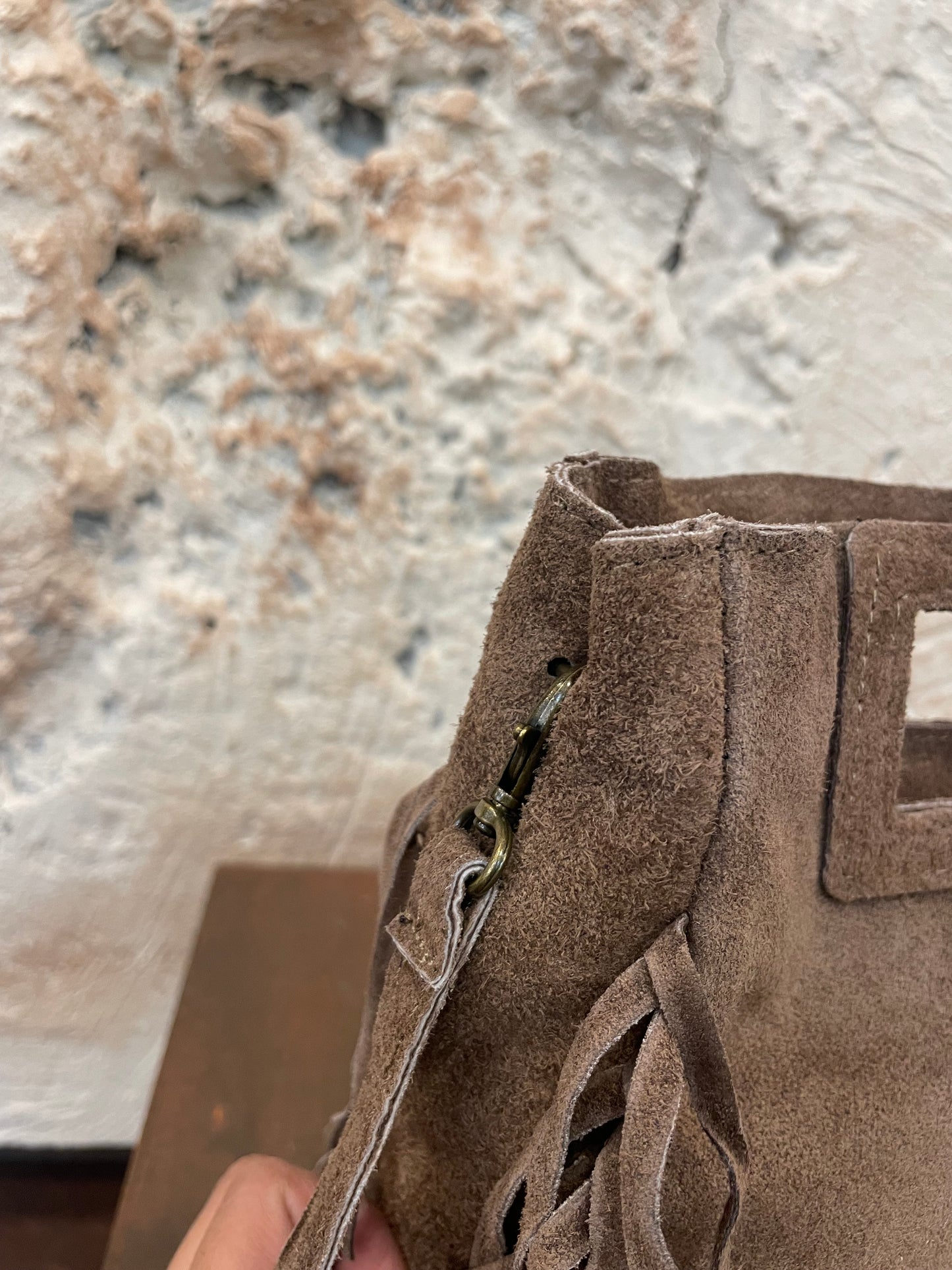BOLSO PIEL TAUPE FLECOS CUADRADO