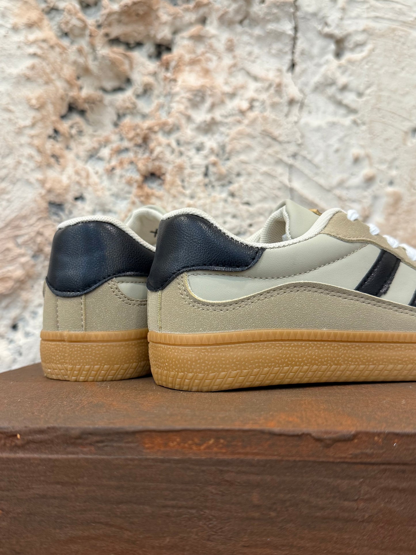 DEPORTIVA BEIGE Y NEGRA