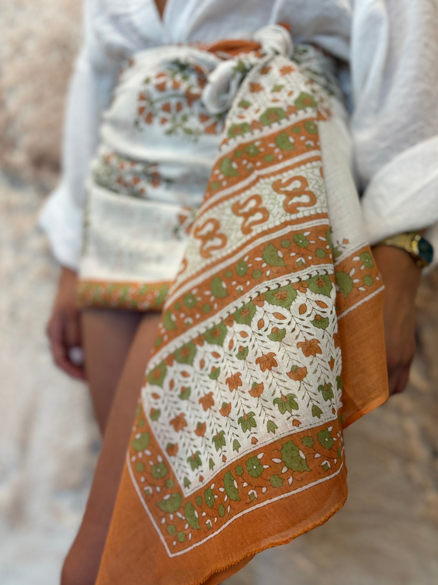 PAREO ESTAMPADO FLORES TEJA-BLANCO