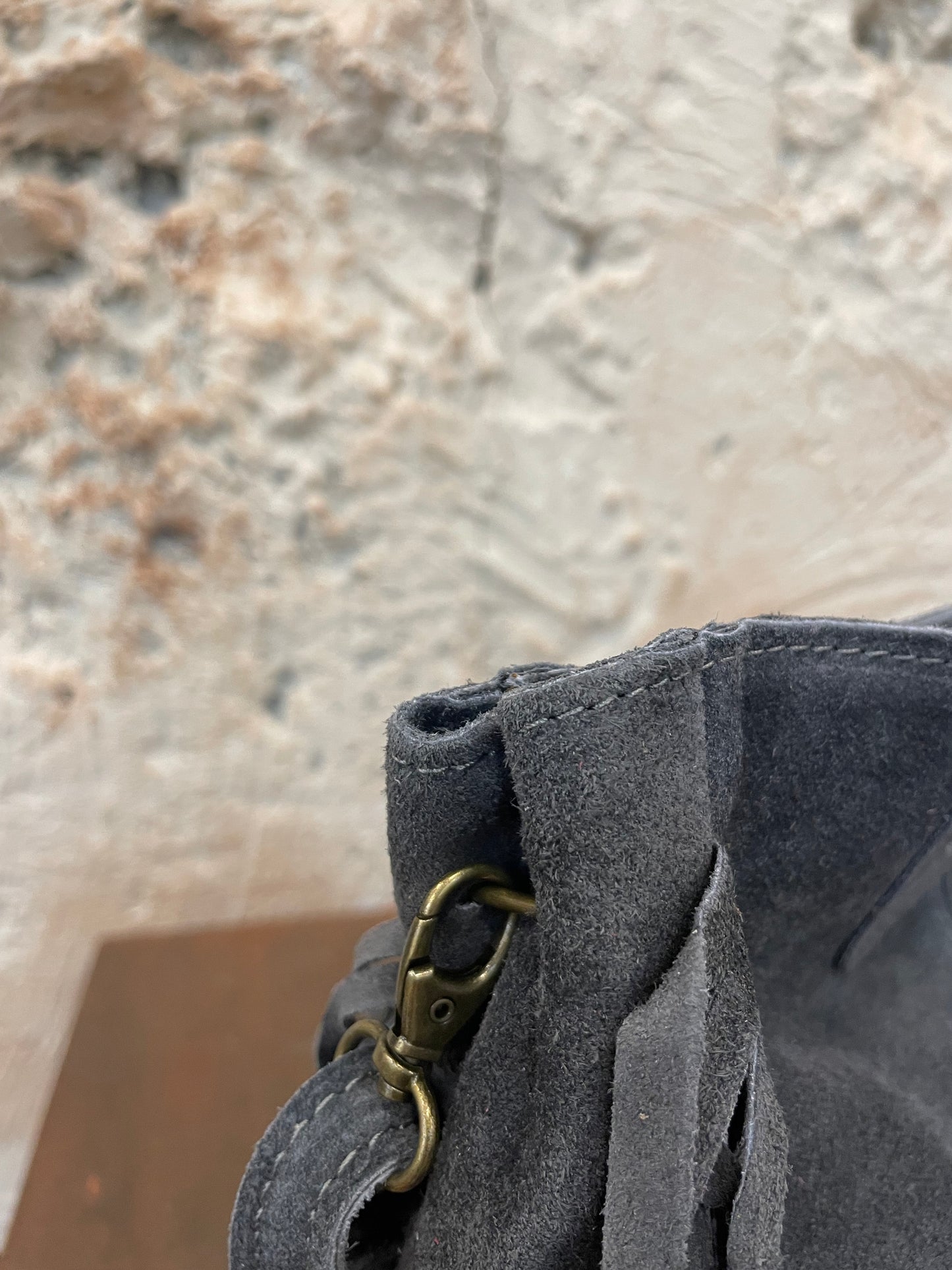 BOLSO PIEL GRIS FLECOS CUADRADO