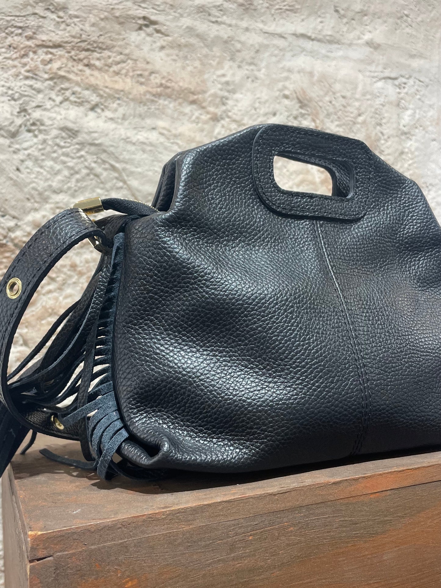 BOLSO DE MANO PIEL NEGRO FLECOS