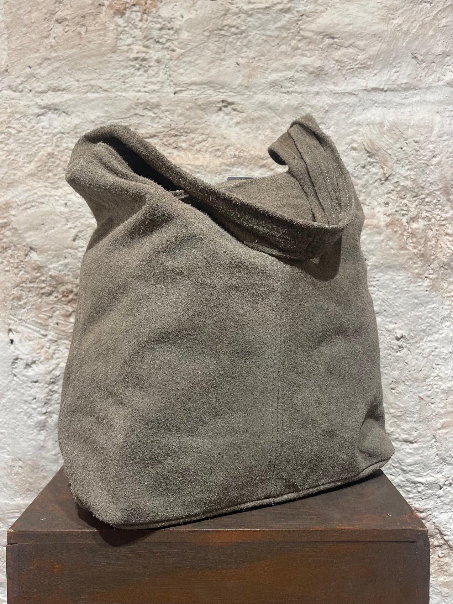 BOLSO TIPO SACO PIEL TAUPE