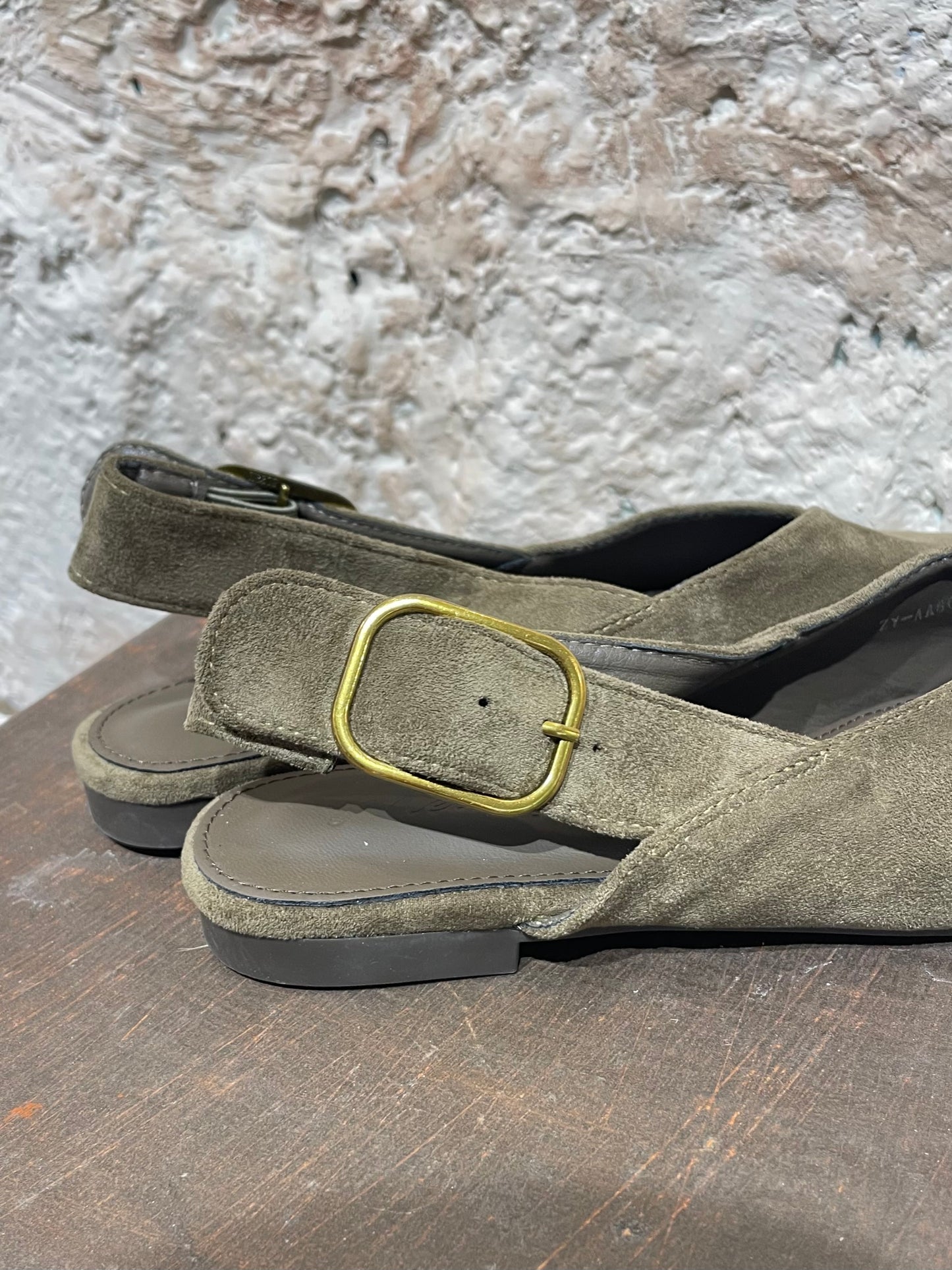 MULE PLANA TAUPE-KAKI HEBILLA DORADA ANTELINA