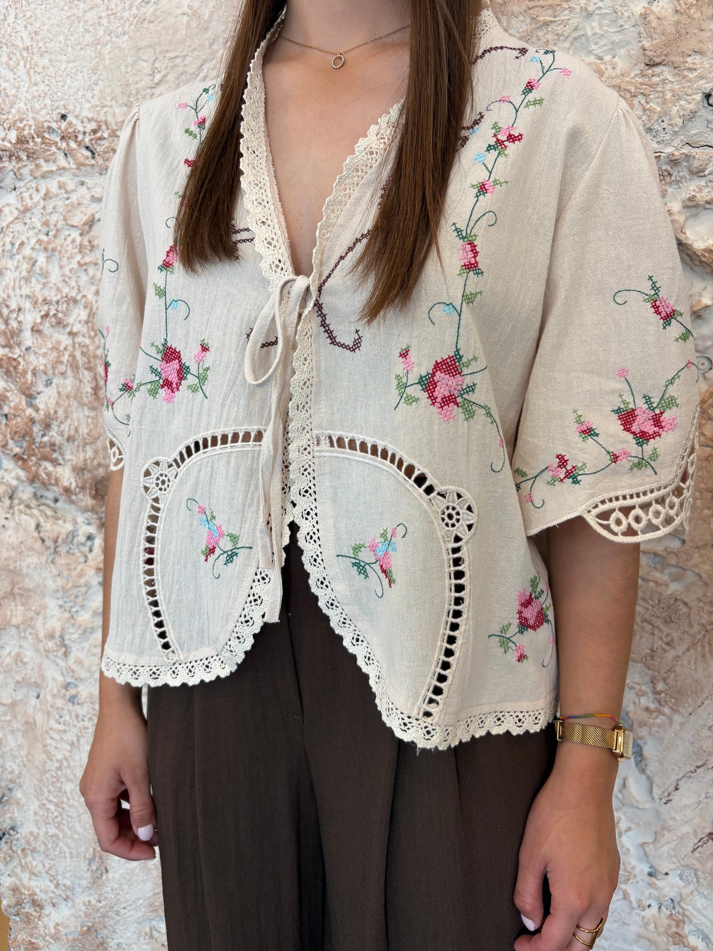 BLUSA BEIGE CON BORDADOS LAZADA
