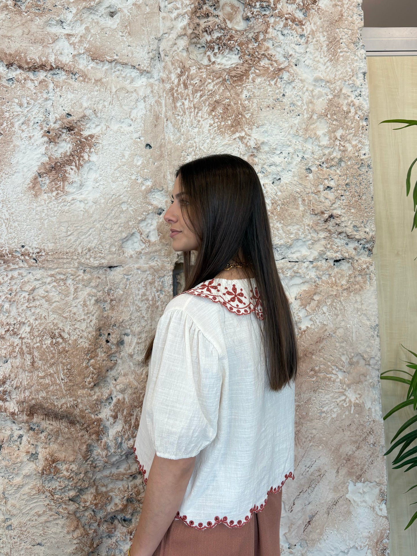 CAMISA CUELLO BOBO BORDADO BEIGE-TEJA