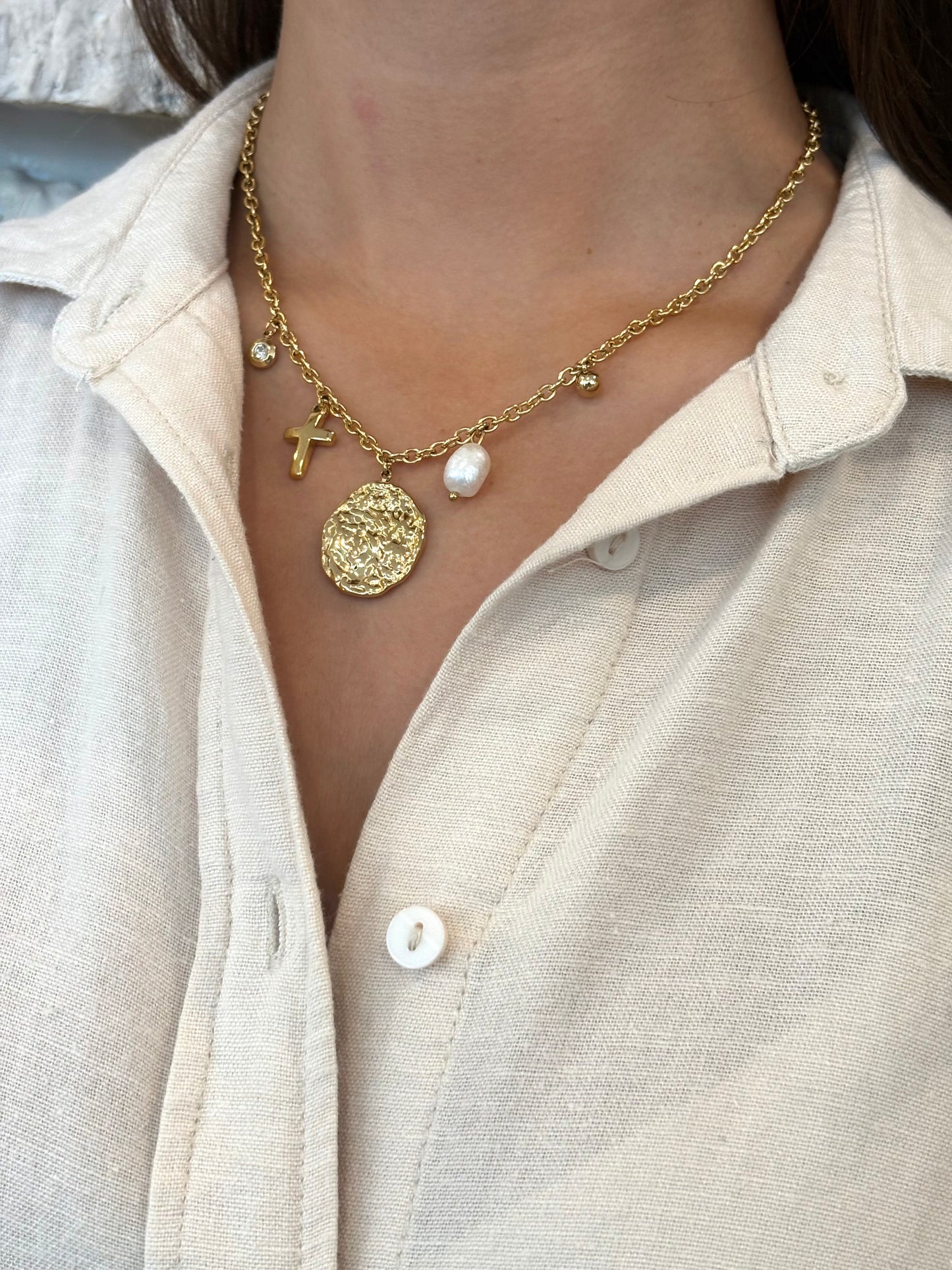 COLLAR CHARMS CHAPA Y PERLA