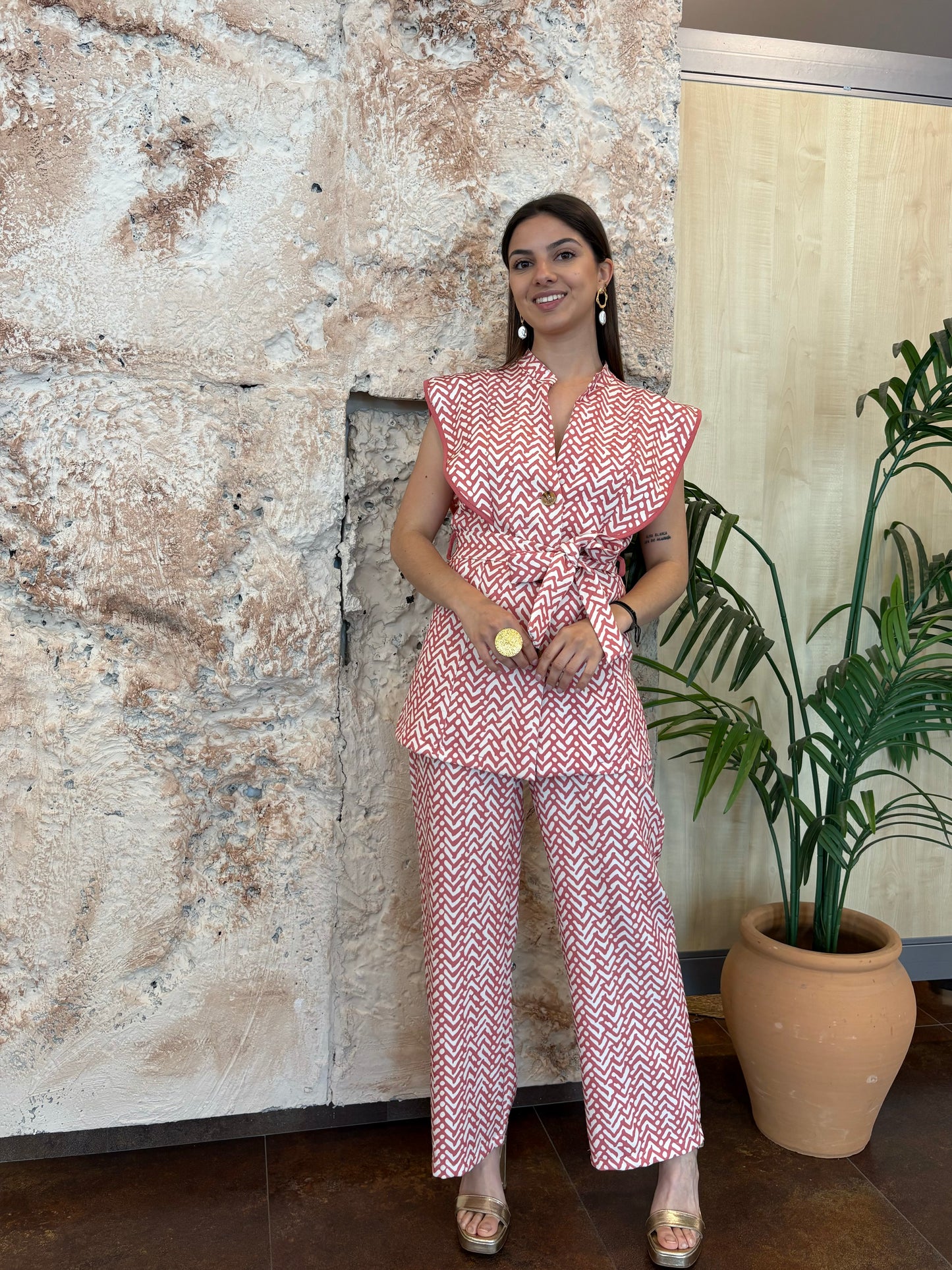 CONJUNTO ESTAMPADO VOLANTE CORAL-BEIGE